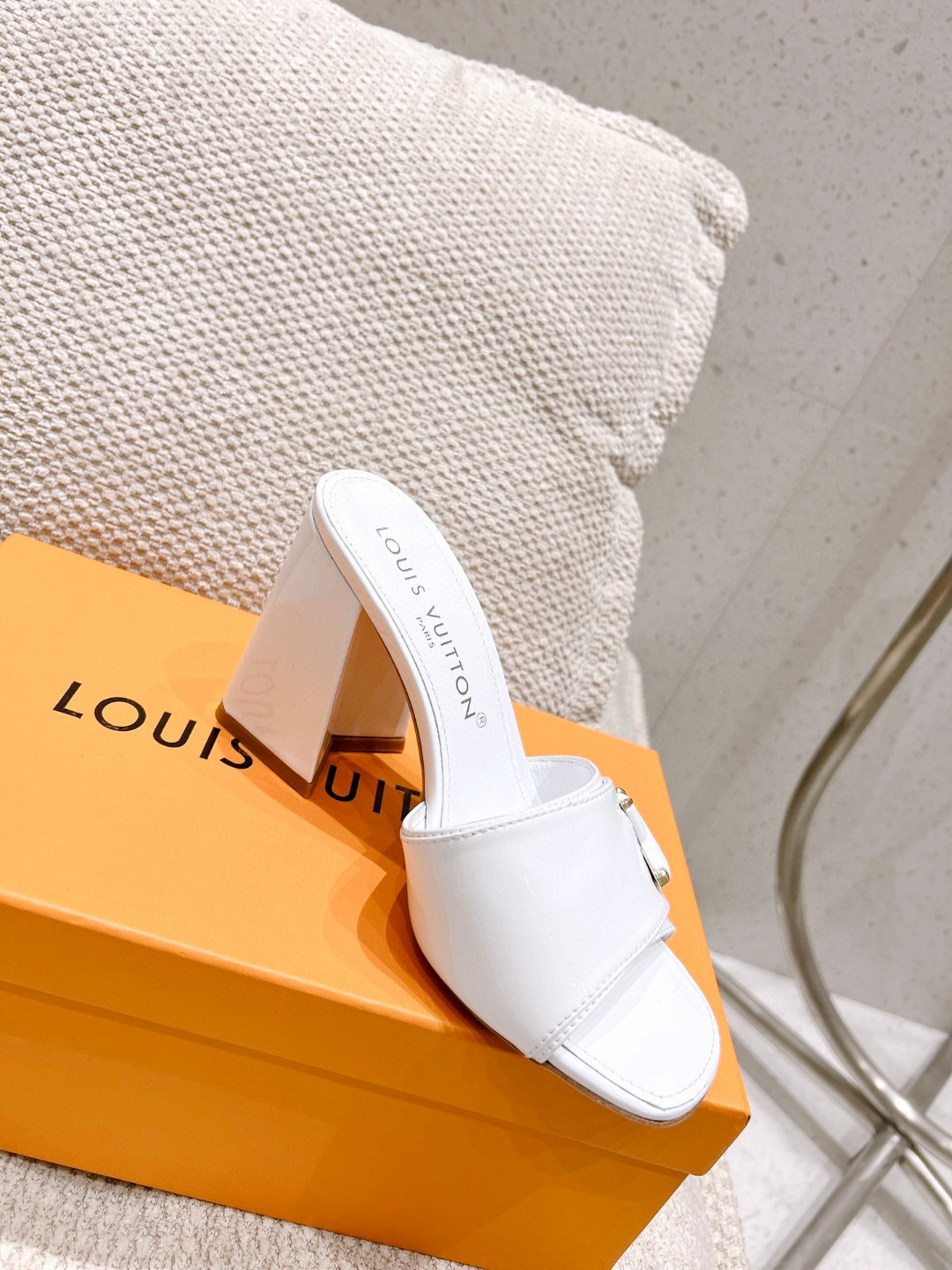 L0vis Vvtt0n Shake Mule White For Women