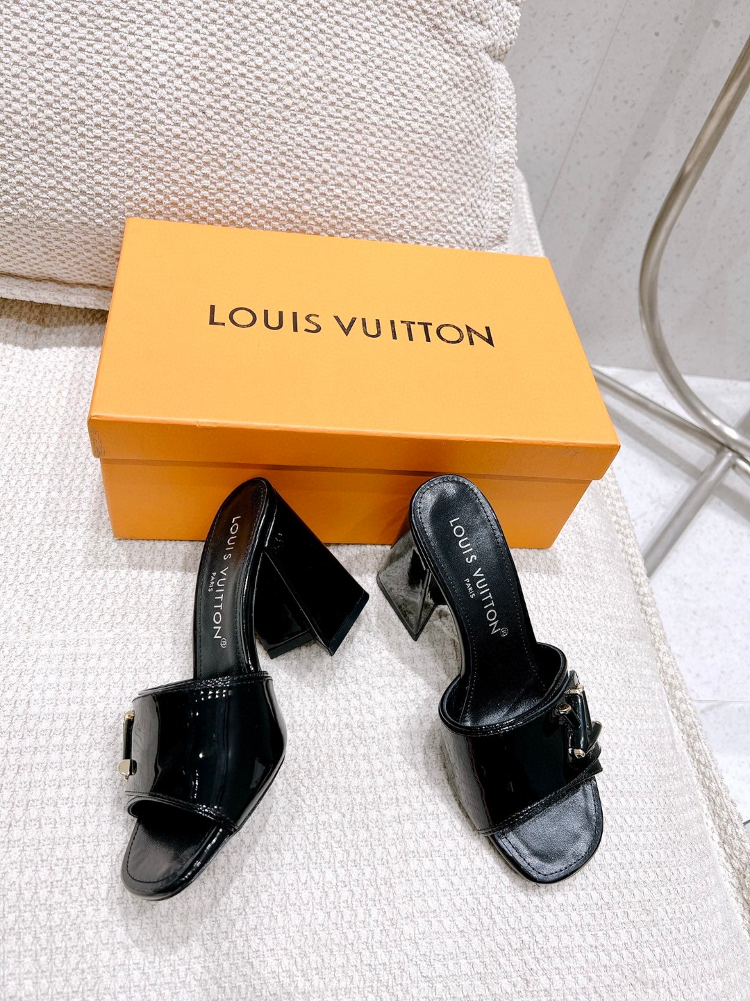 L0vis Vvtt0n Shake Mule Black For Women