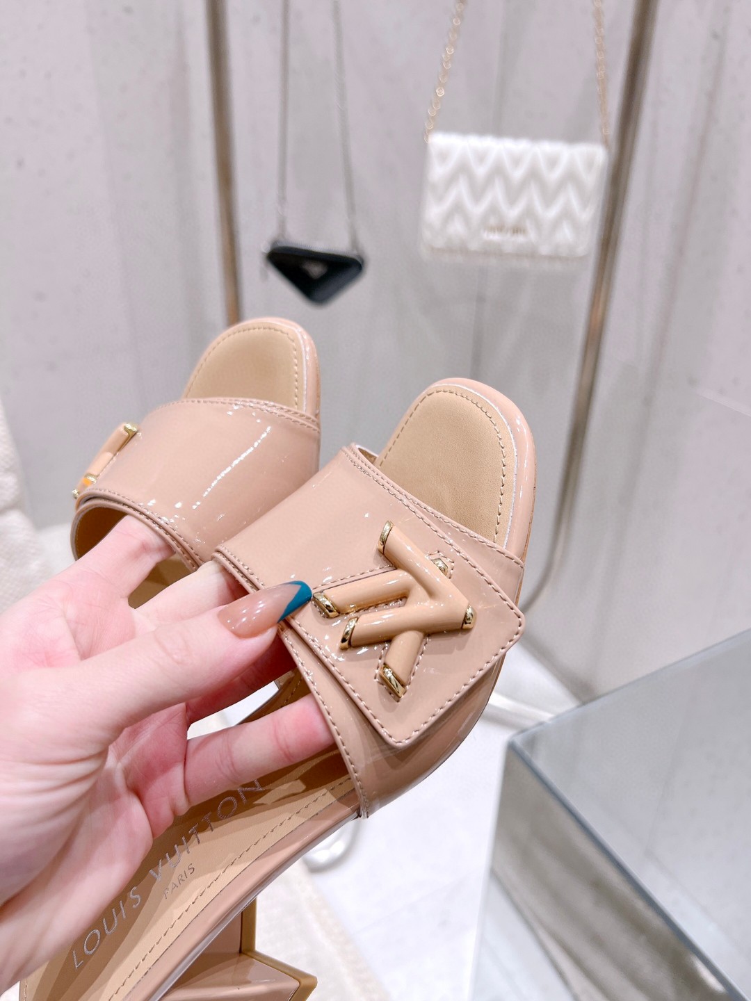 L0vis Vvtt0n Shake Mule Beige For Women