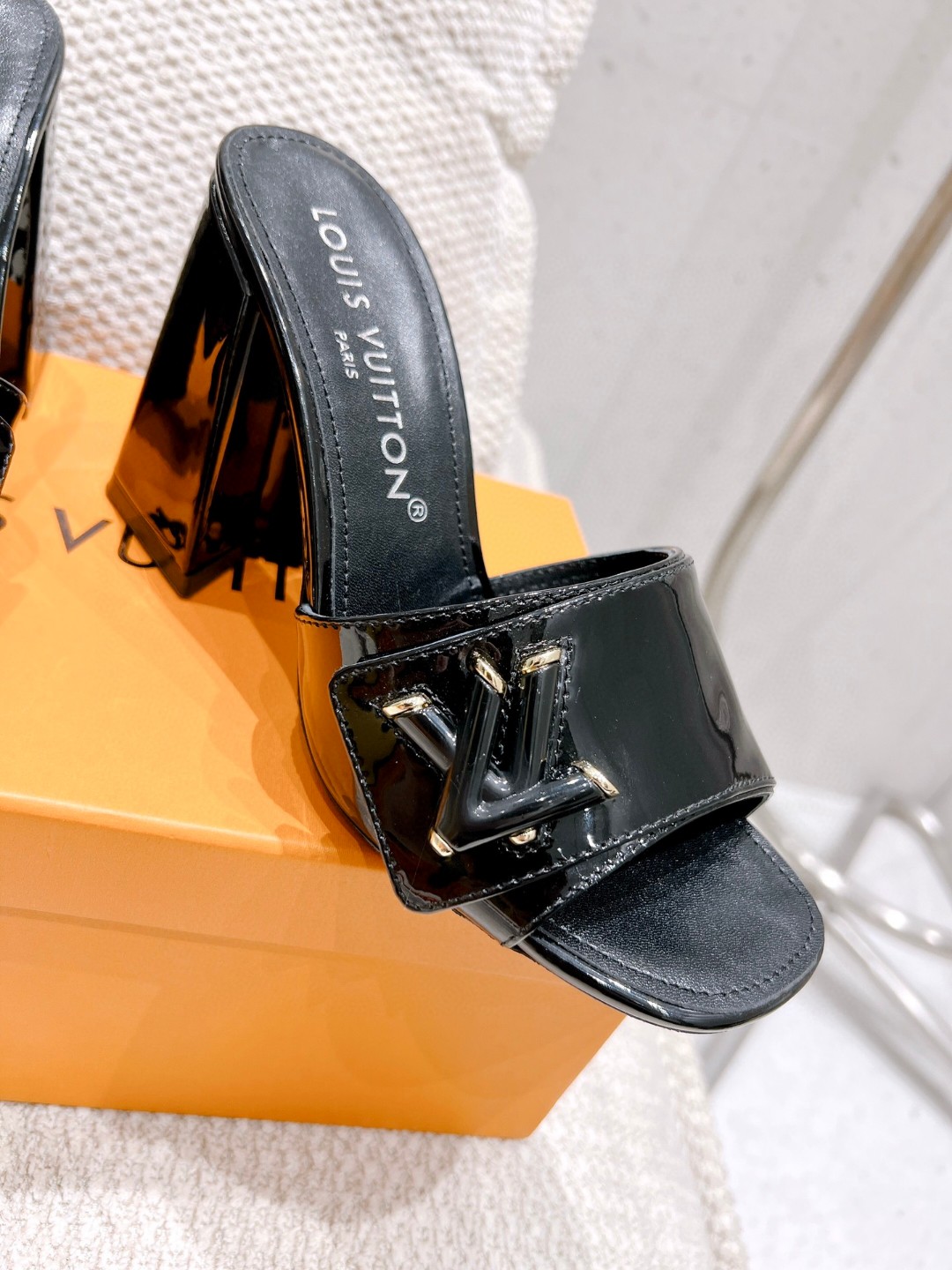 L0vis Vvtt0n Shake Mule Black For Women