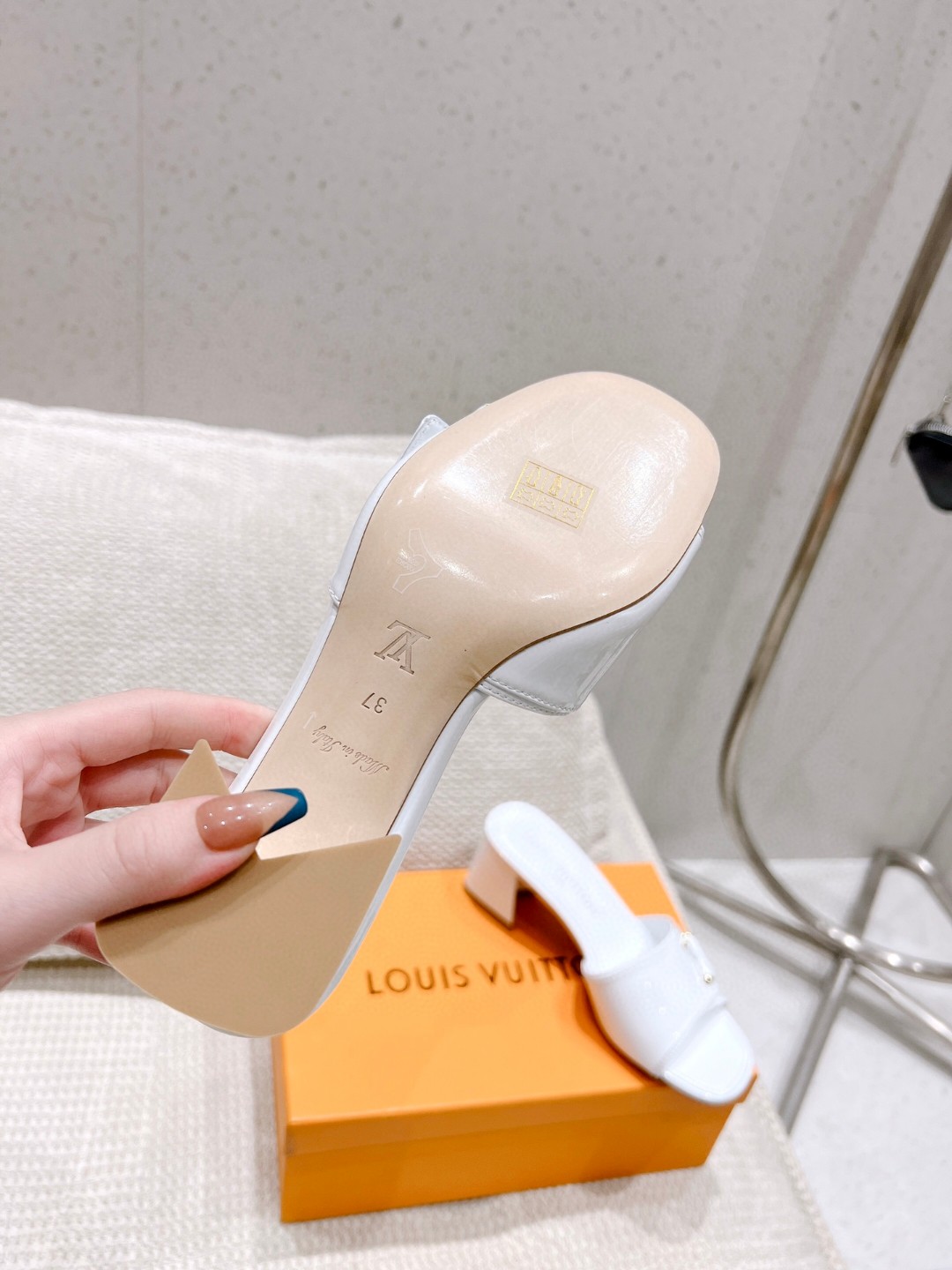 L0vis Vvtt0n Shake Mule White For Women