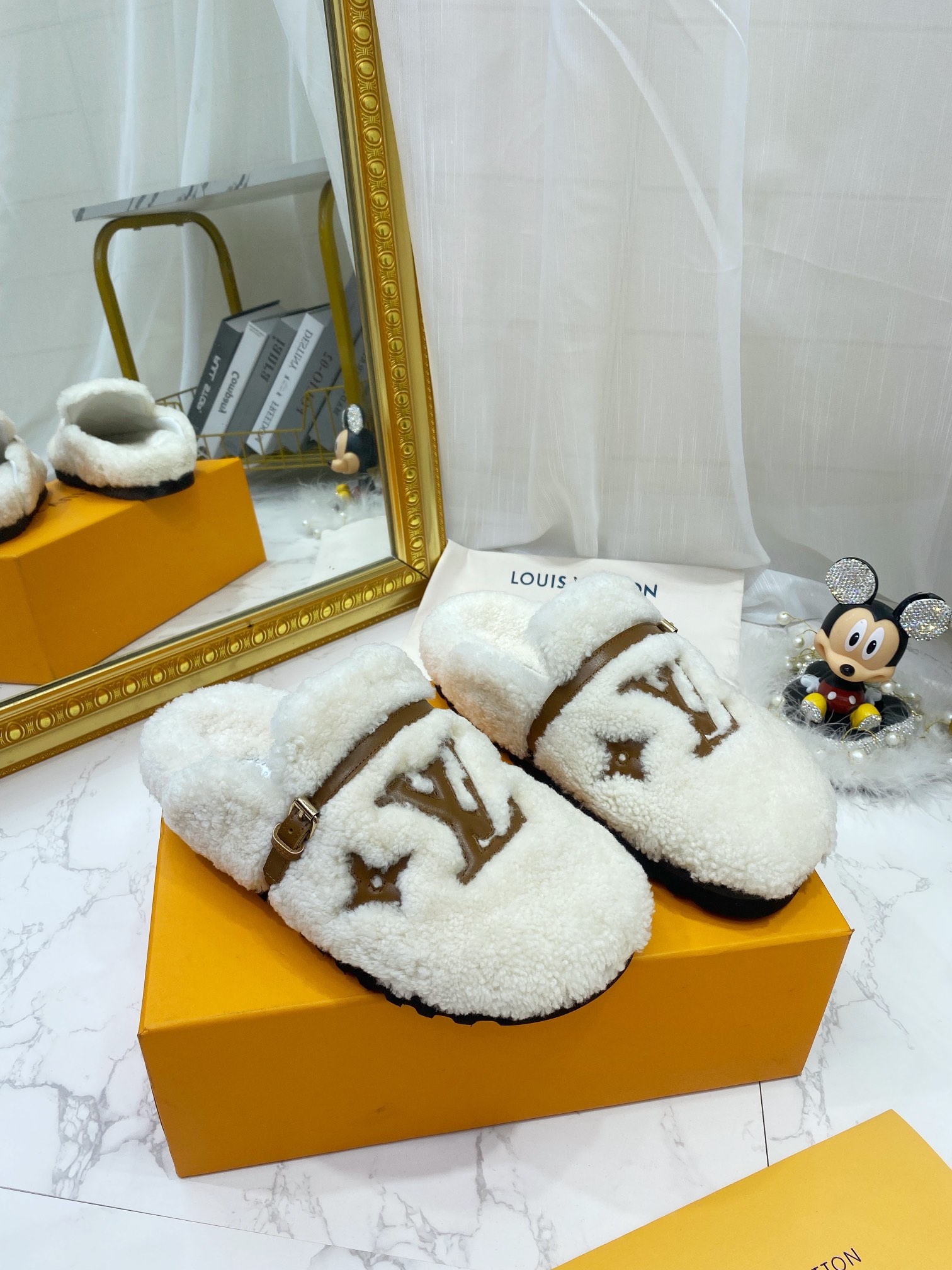 L0vis Vvtt0n Women’s Winterbreak Flat Comfort Mule White For Women LV