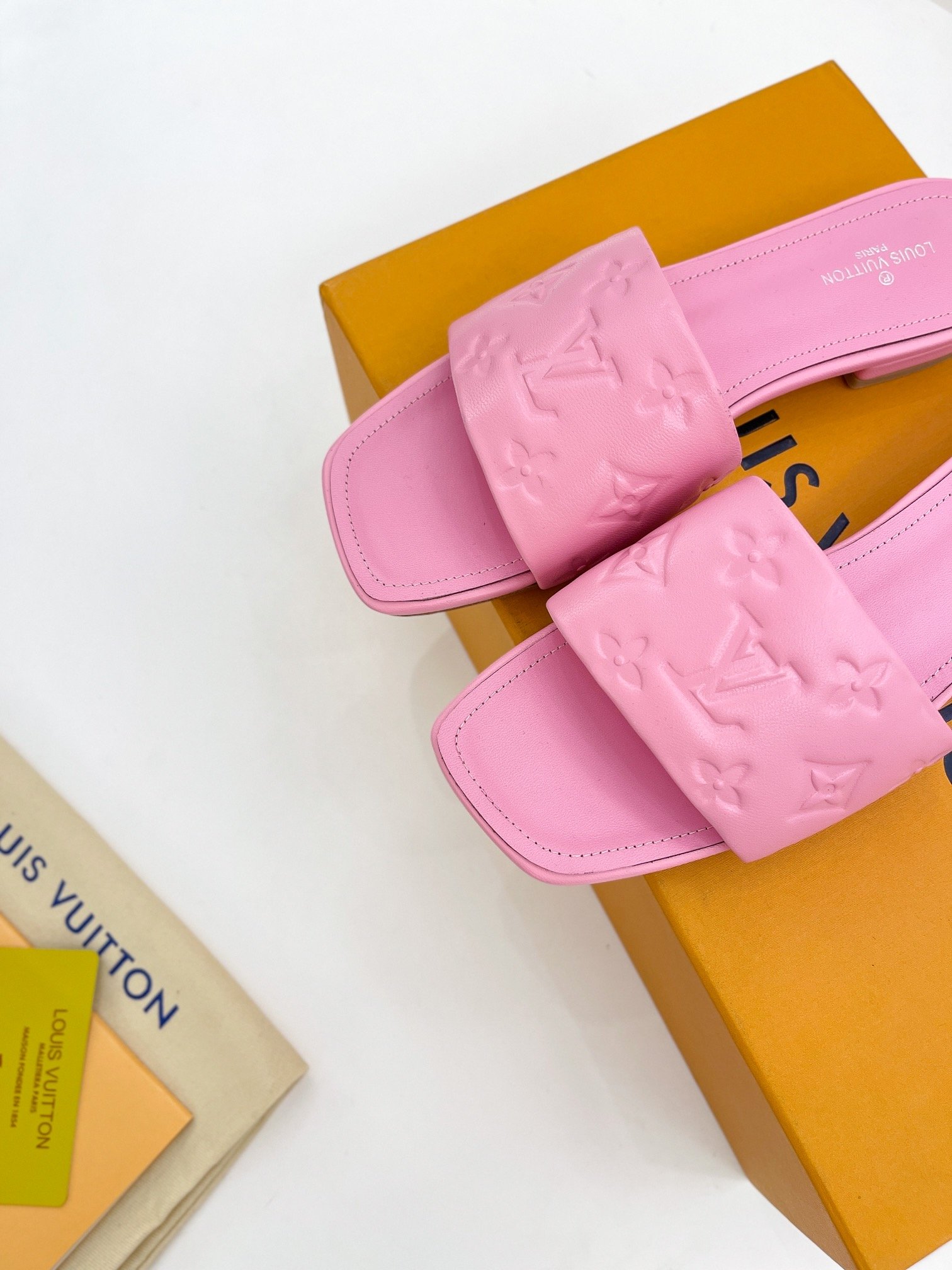 L0vis Vvtt0n Women’s Revival Flat Mule Light Pink For Women LV 1A9PA1