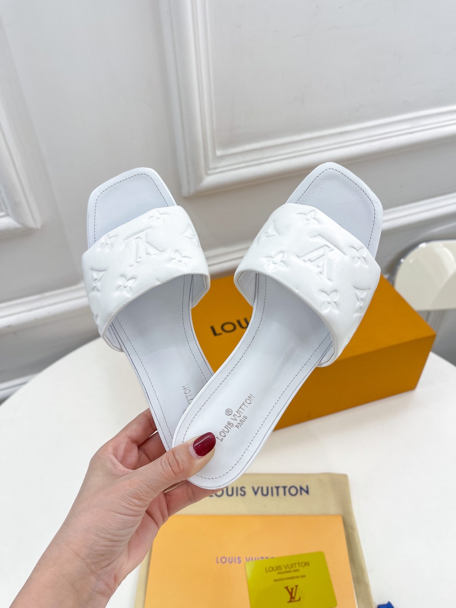 L0vis Vvtt0n Women’s Revival Flat Mule White For Women LV 1A9P4P