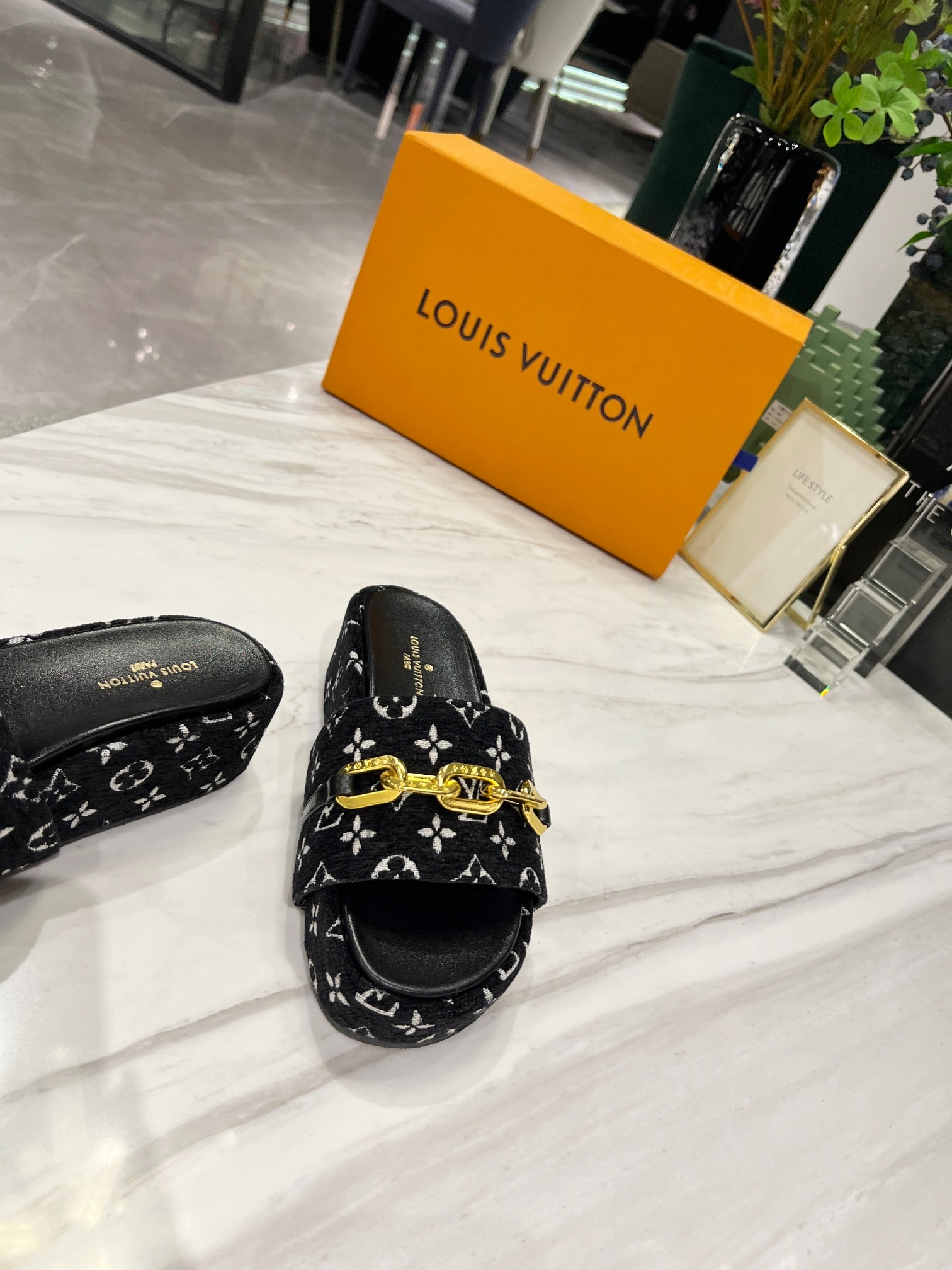 L0vis Vvtt0n Jumbo Flatform Mule Black For Women LV