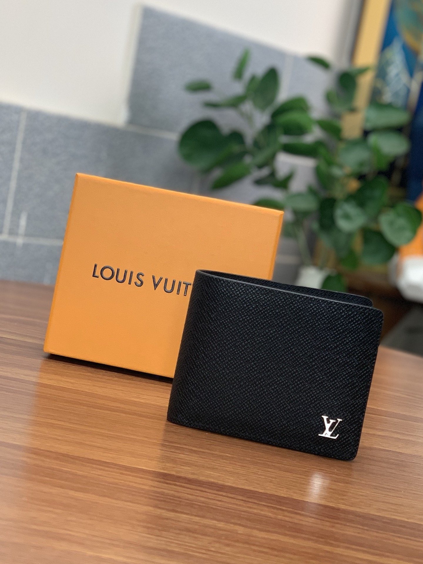 L0vis Vvtt0n Multiple Wallet Taiga Black For Men, Men’s Wallet 4.5in/11.5cm LV M30295
