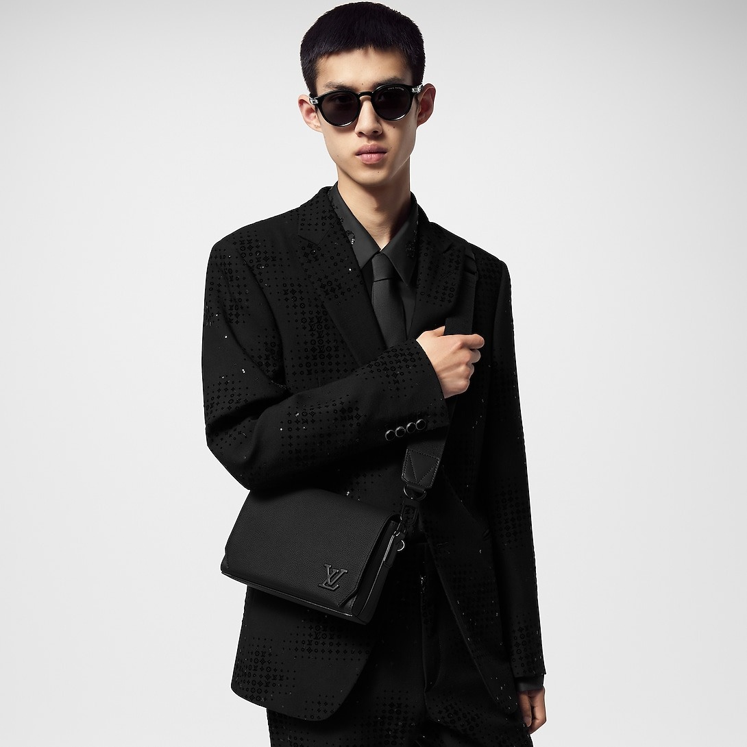 L0vis Vvtt0n Takeoff Messenger PM Noir For Men 8.7in/22cm M24769