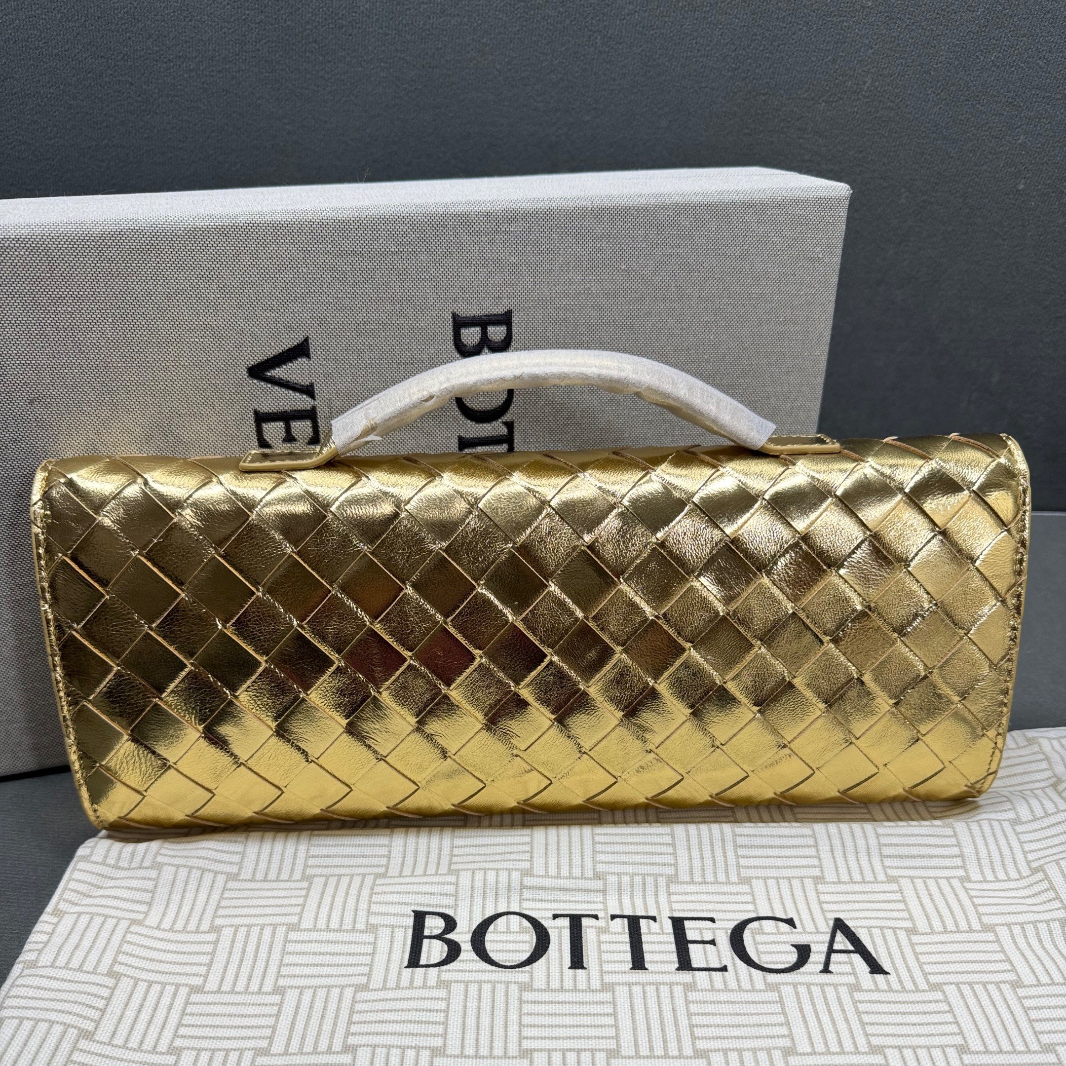 B0tt*ga Ven*ta Andiamo Clutch 12.2in/ 31cm Gold Metallic Gold Hardware For Women 741511V4P128922