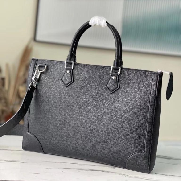 L0vis Vvtt0n Slim Briefcase Taiga Black For Men 15.7in/40cm M30810