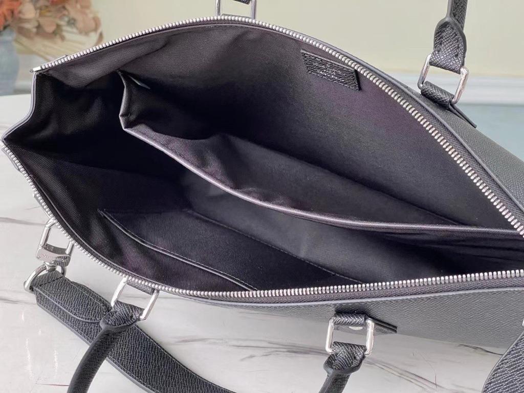 L0vis Vvtt0n Slim Briefcase Taiga Black For Men 15.7in/40cm M30810