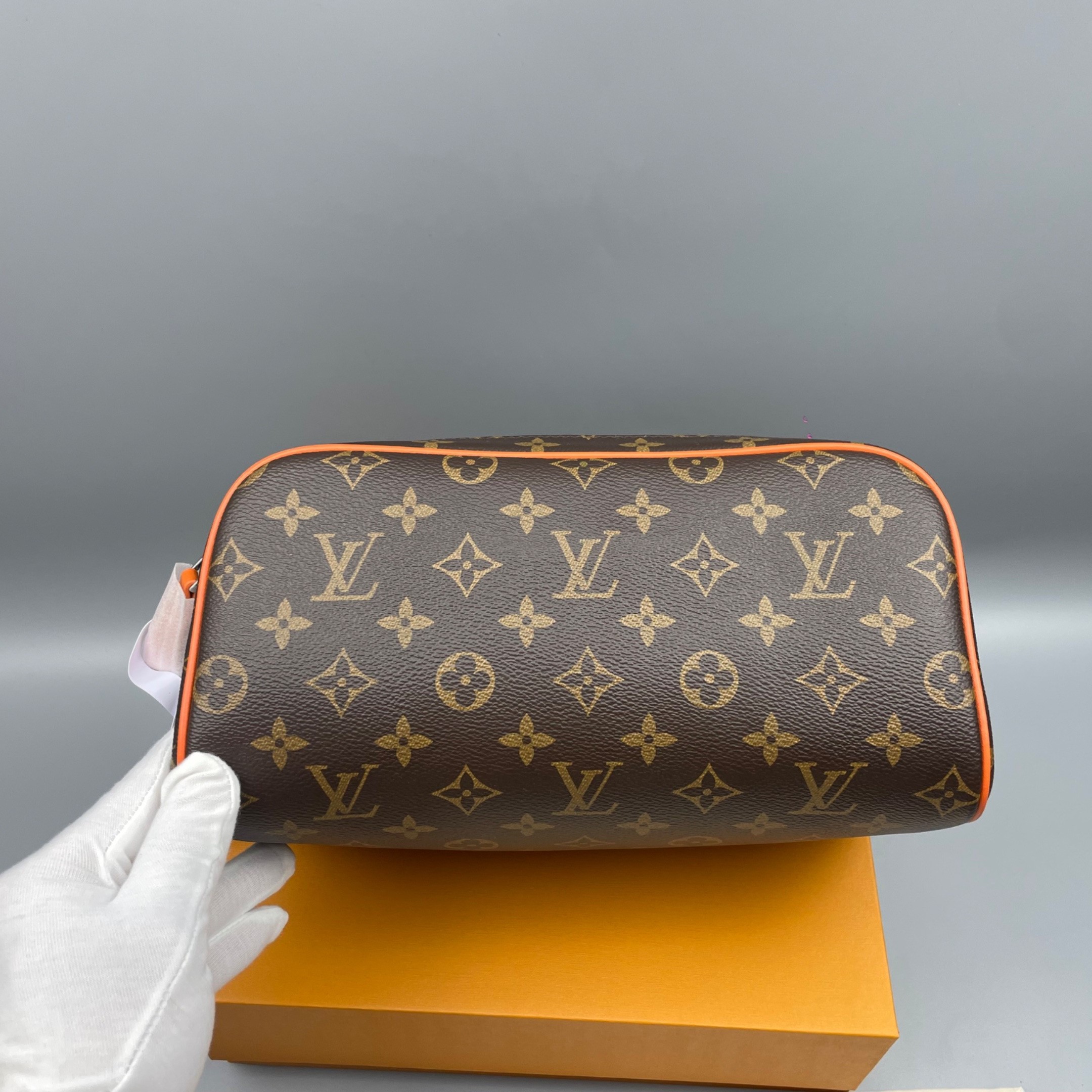 L0vis Vvtt0n Dopp Kit Toiletry Bag Orange 11in/28cm M46765