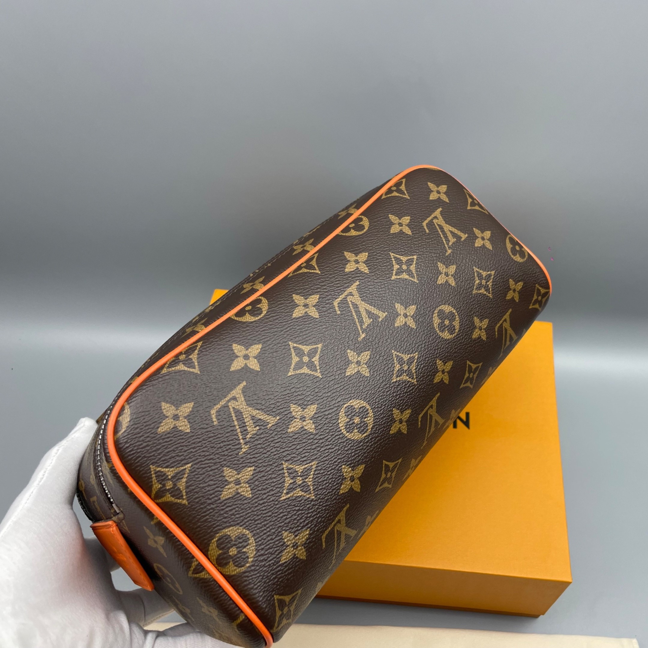 L0vis Vvtt0n Dopp Kit Toiletry Bag Orange 11in/28cm M46765