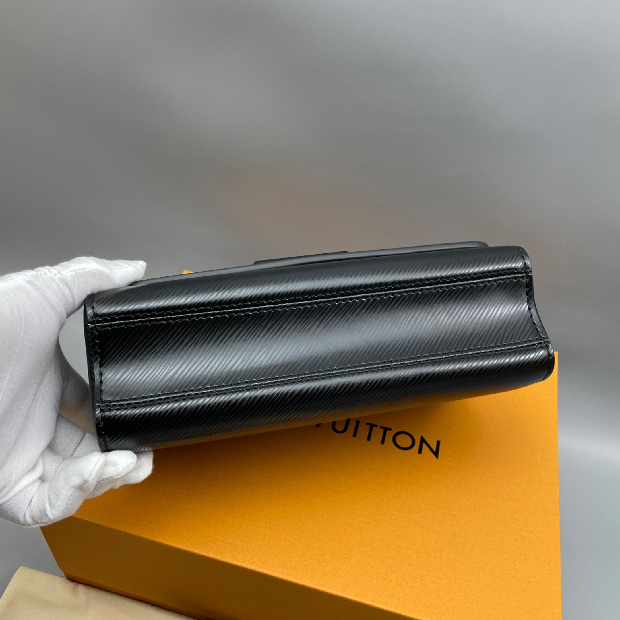 L0vis Vvtt0n Twist West Black For Women 24cm/9.3in – M25336