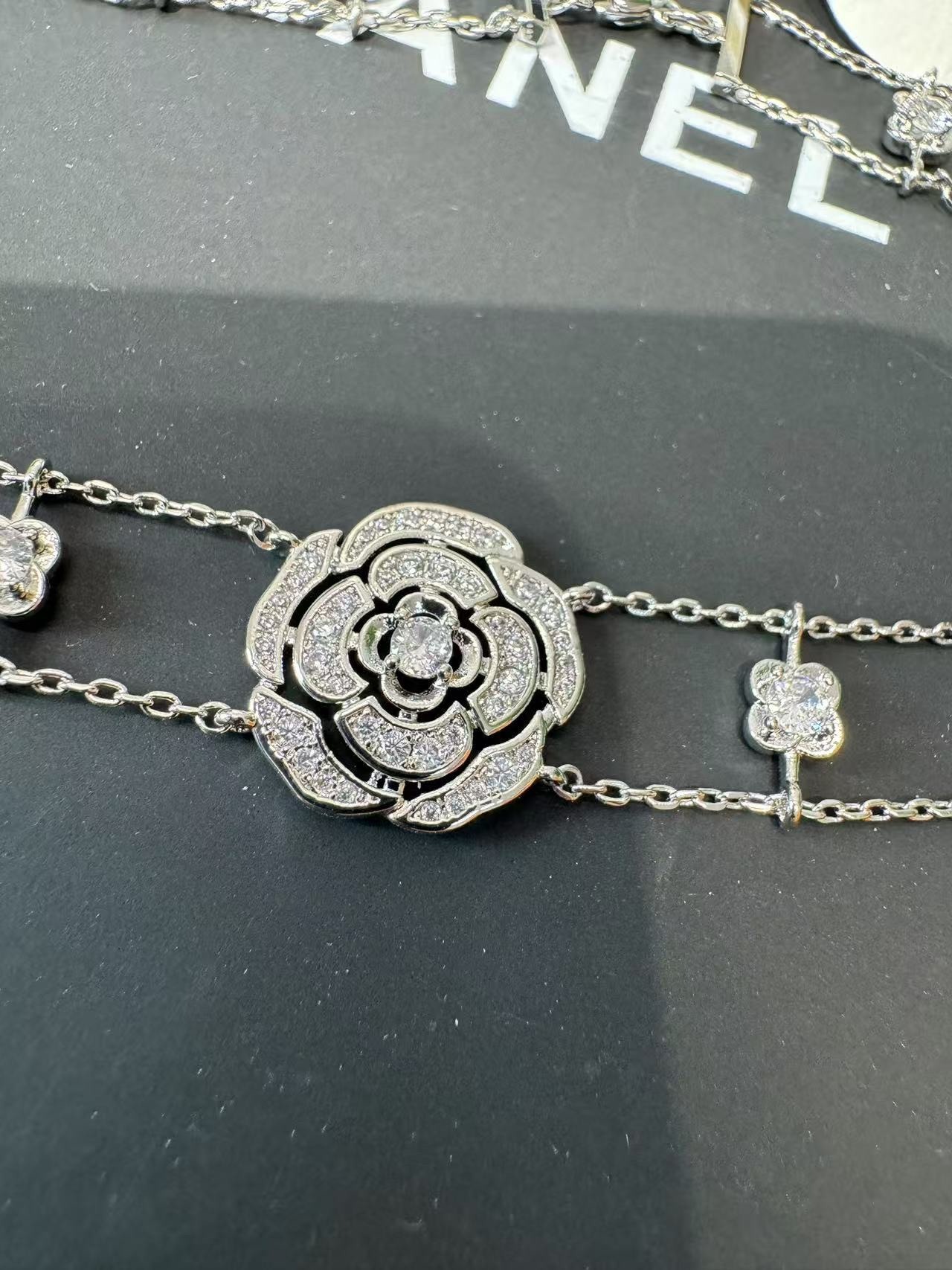 Ch**el Bouton De Camélia Choker White Gold For Women J12063