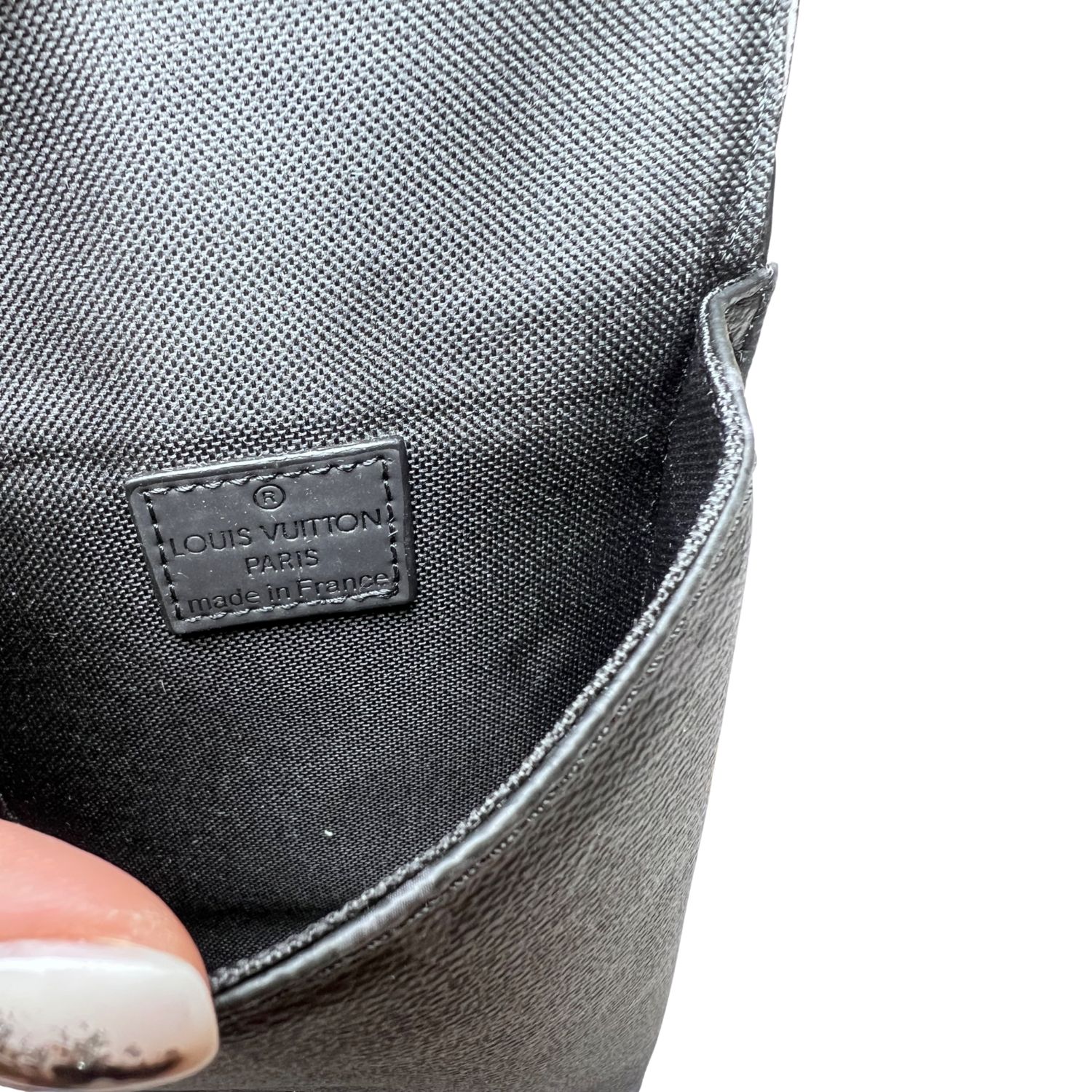 L0vis Vvtt0n Saumur Slingbag Monogram Eclipse Black For Men, Men’s Bags, Crossbody Bags 7.1in/18cm LV M45912