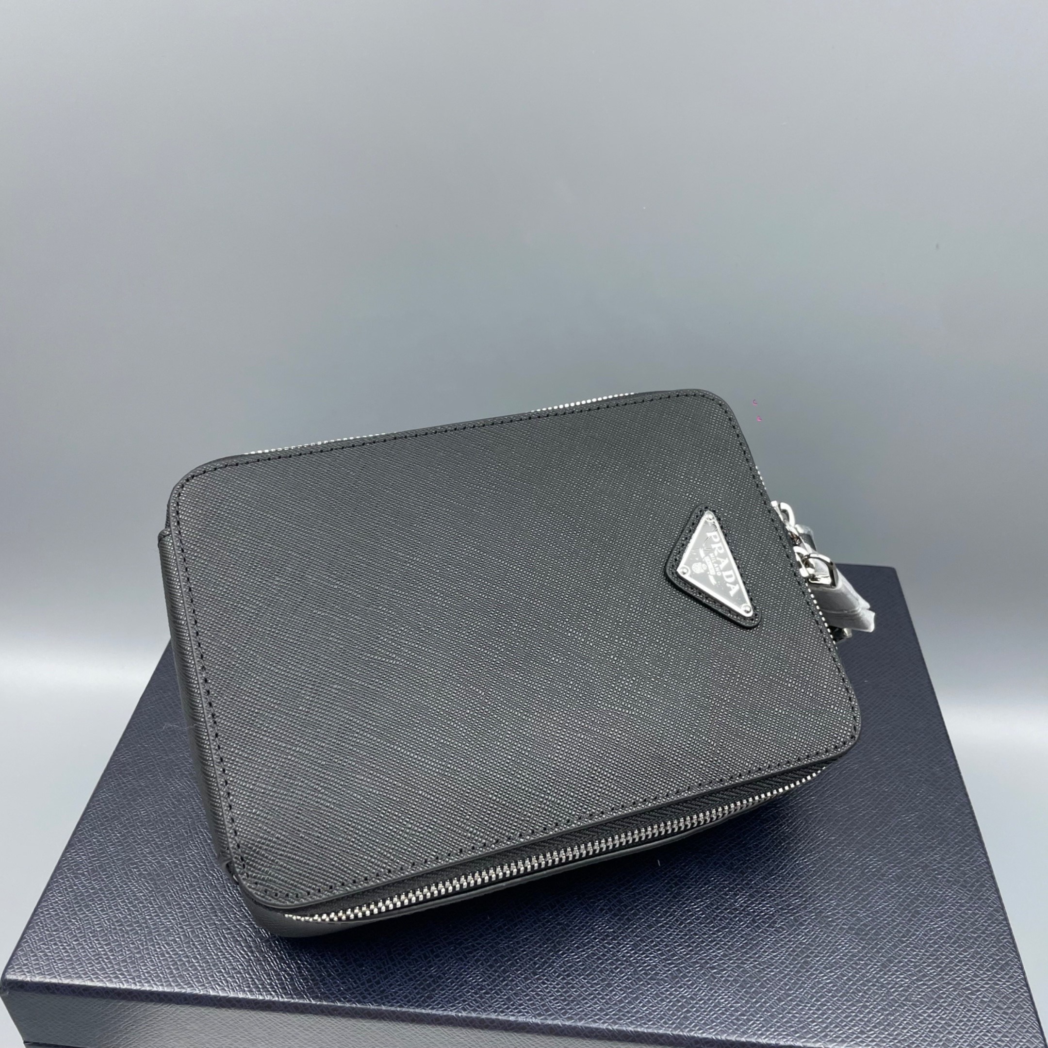 [True-to-ORIGINAL] Pra*a Leather Shoulder Bag Black For Men 5.5in/14cm 2VZ106_9Z2_F0002_V_OOO