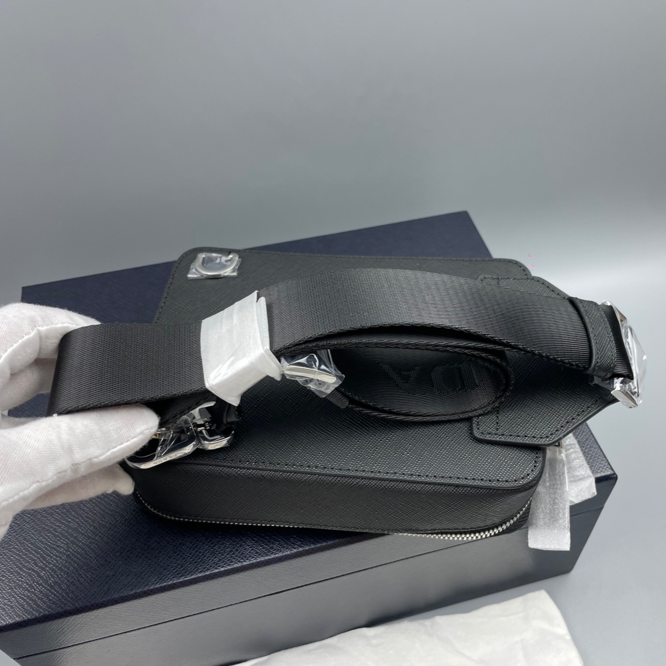 [True-to-ORIGINAL] Pra*a Leather Shoulder Bag Black For Men 5.5in/14cm 2VZ106_9Z2_F0002_V_OOO