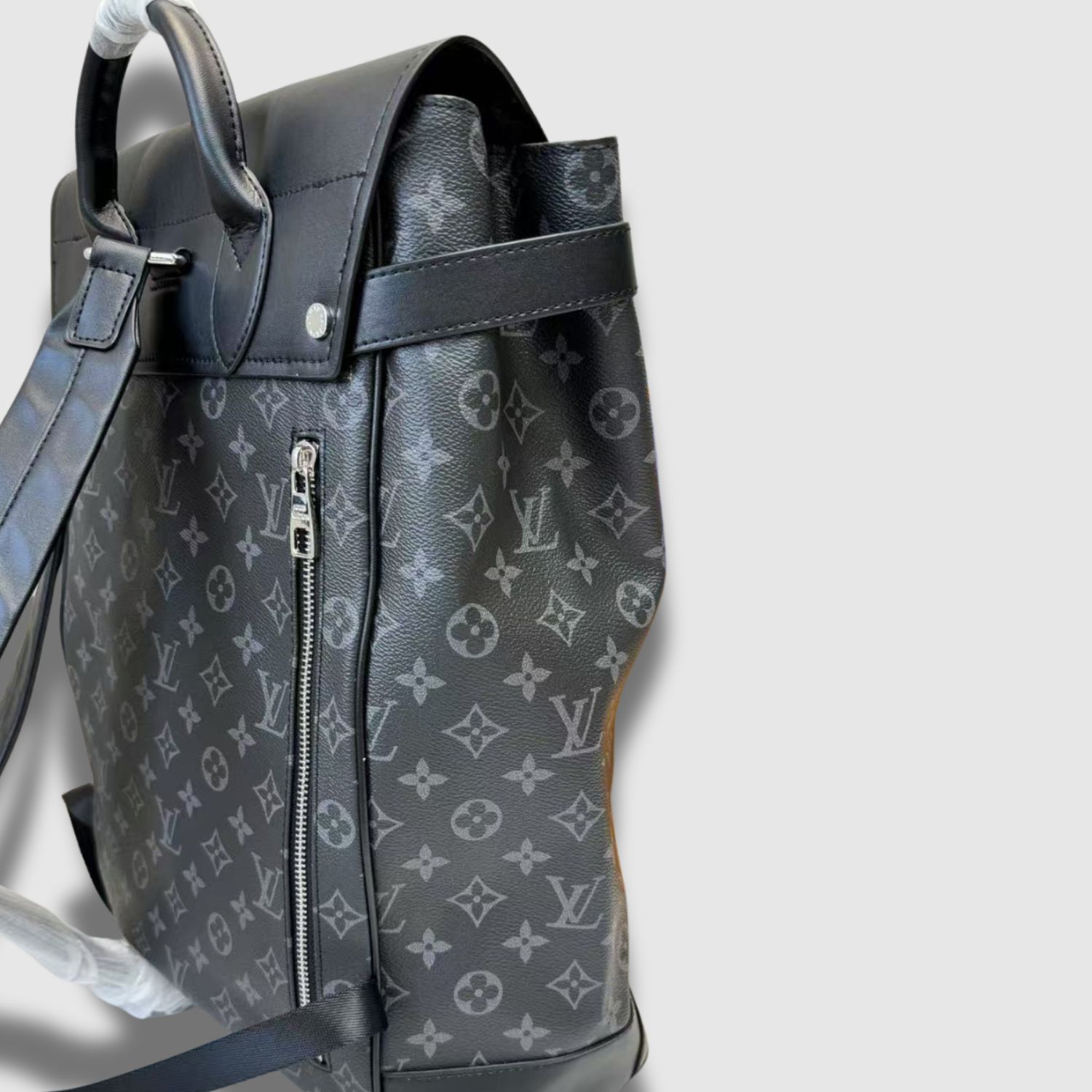 L0vis Vvtt0n Steamer Backpack Bag Black For Men 12.6in/32cm M44052