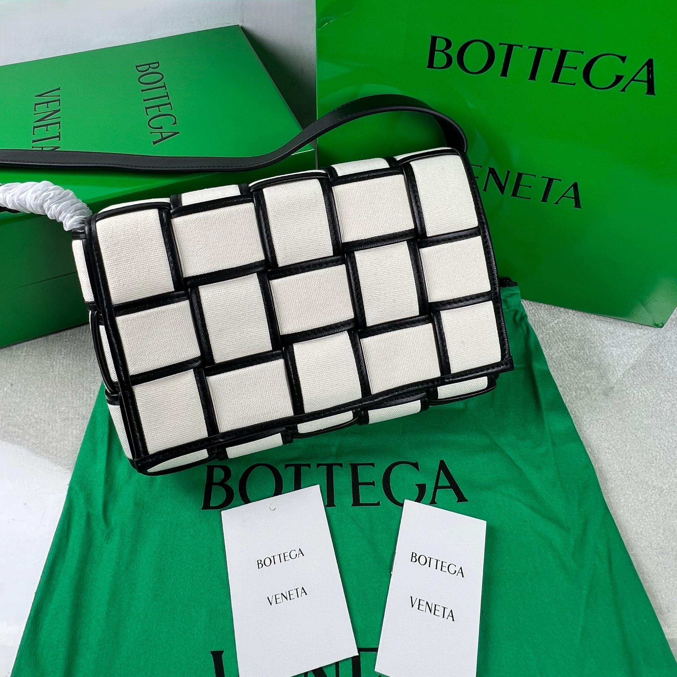 [True-to-ORIGINAL] B0tt*ga Ven*ta Padded Cassette Beige And Black, For Women, Women’s Bags 10.2in/26cm 710210V2AJ19811