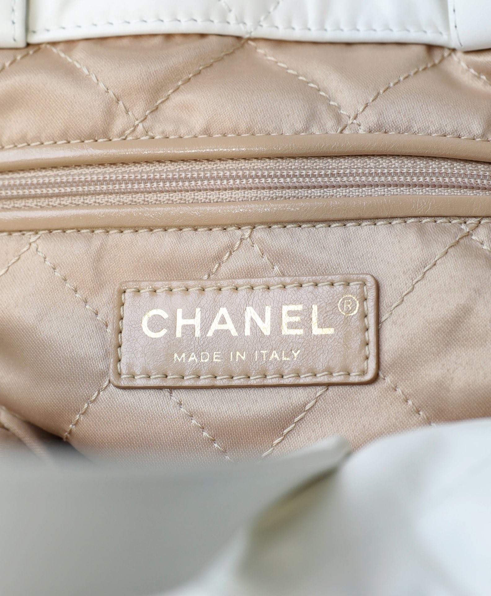 [True-to-ORIGINAL] Ch**el Large Ch**el 22 Backpack White For Women, Women’s Bags 19.9in/51cm AS3313 B08037 10601