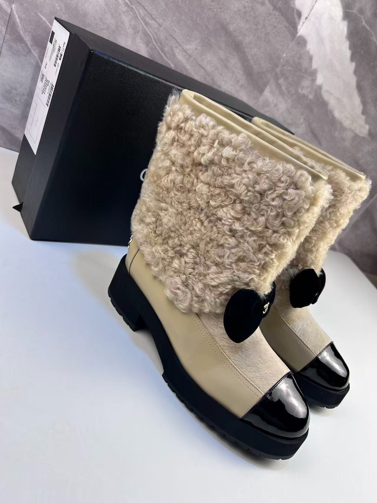 Ch**el Shearling Ankle Short Boots Beige And Black 44mm For Women – G46636-B21528-U2879 – Size 41EU – 10 US – 25.5Cm – 10in