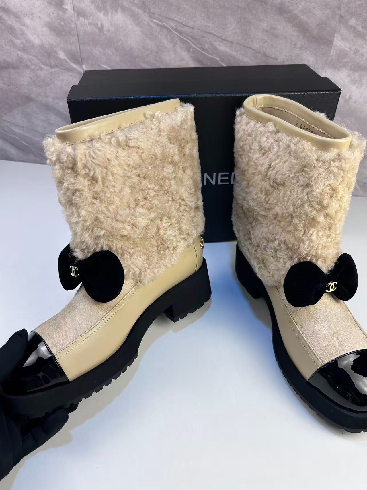 Ch**el Shearling Ankle Short Boots Beige And Black 44mm For Women – G46636-B21528-U2879 – Size 41EU – 10 US – 25.5Cm – 10in