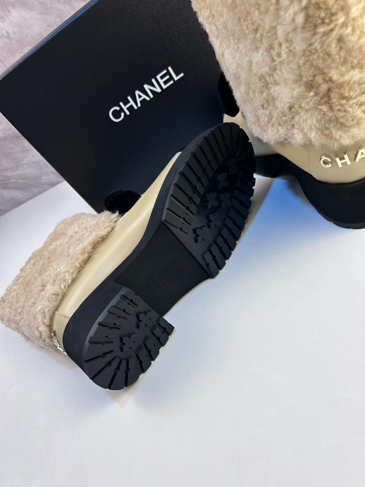 Ch**el Shearling Ankle Short Boots Beige And Black 44mm For Women – G46636-B21528-U2879 – Size 41EU – 10 US – 25.5Cm – 10in