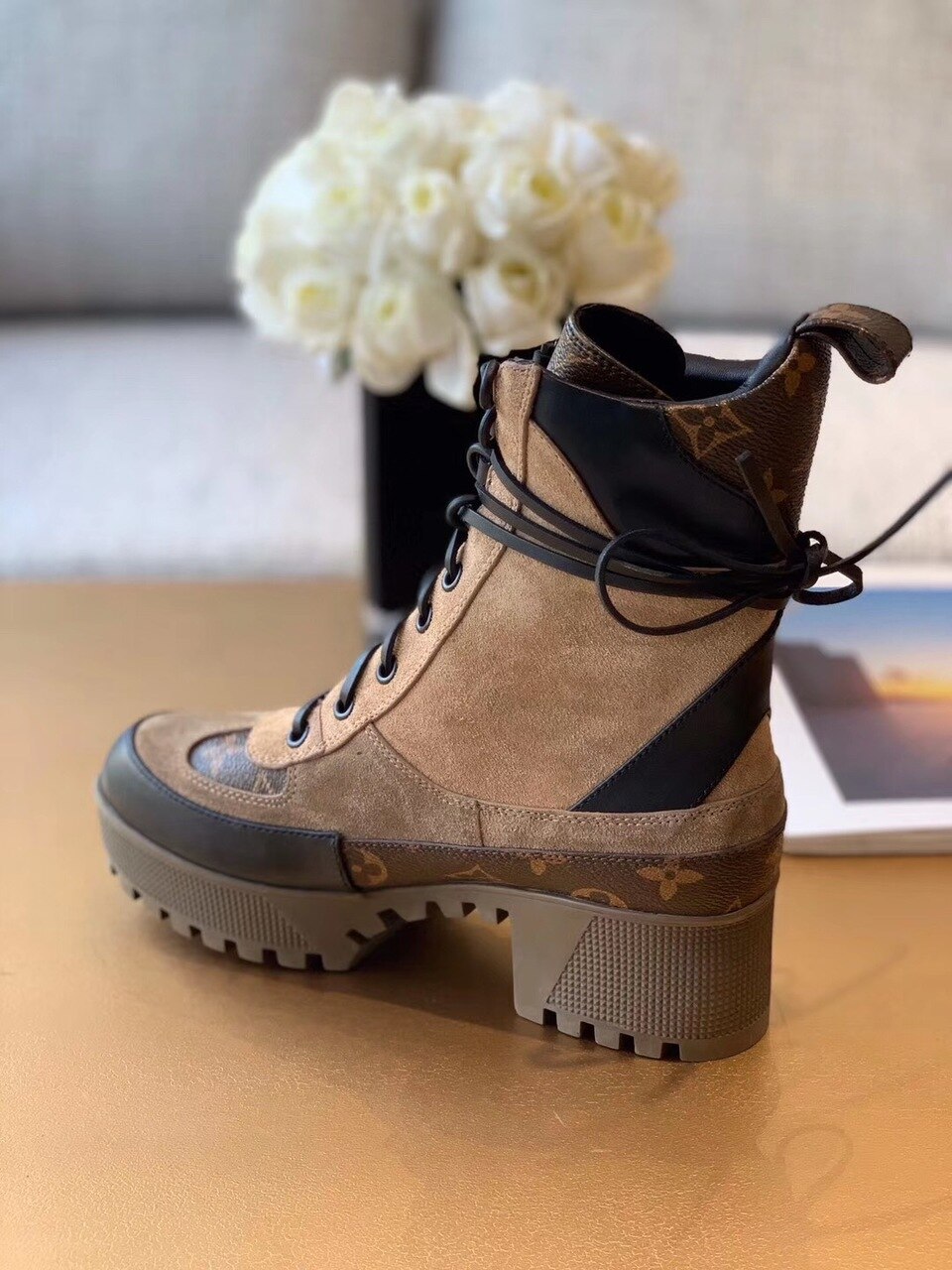 L0vis Vvtt0n Laureate Desert Boots Patent Monogram Material Brown For Women LV 1A4XYE