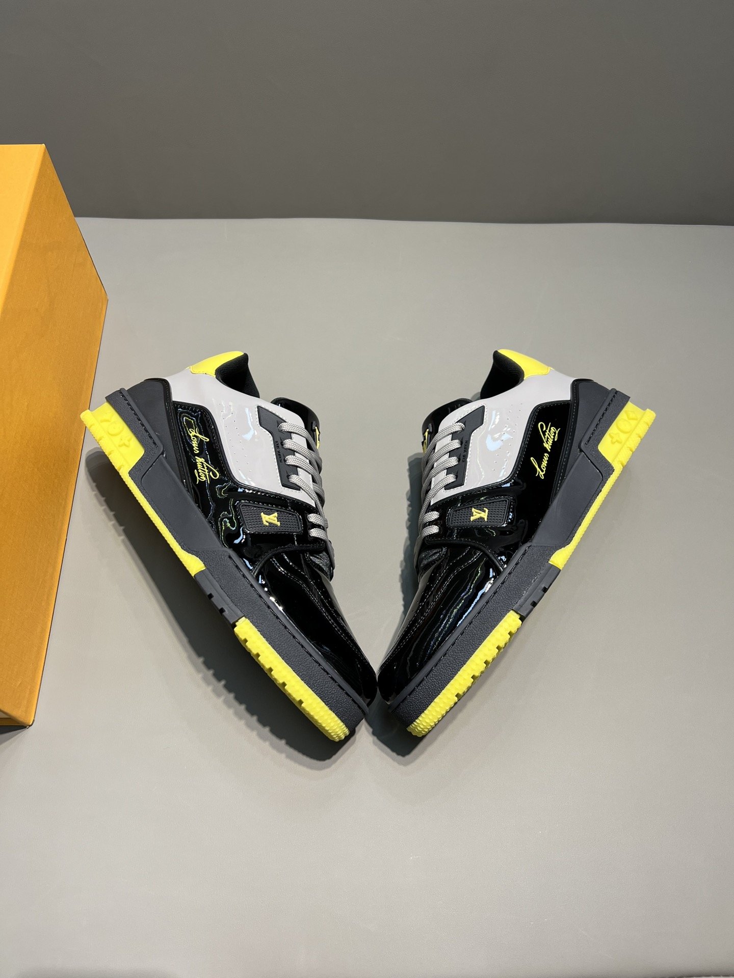 L0vis Vvtt0n Trainer Sneaker Patent Canvas Black Virgil Abloh For Men LV 1A9JTV