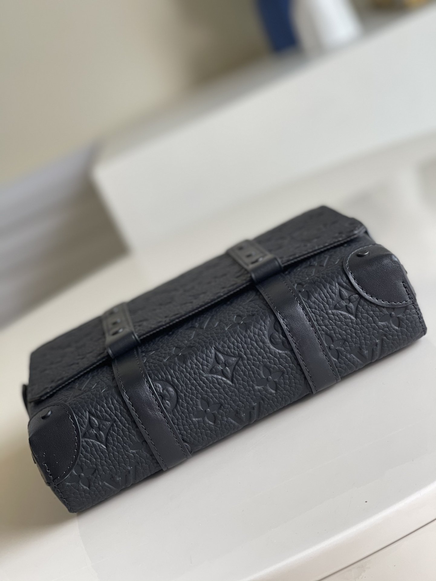 L0vis Vvtt0n Trunk Messenger Taurillon Monogram Black For Men, Men’s Bags, Shoulder And Crossbody Bags 9.4in/21cm LV M57726