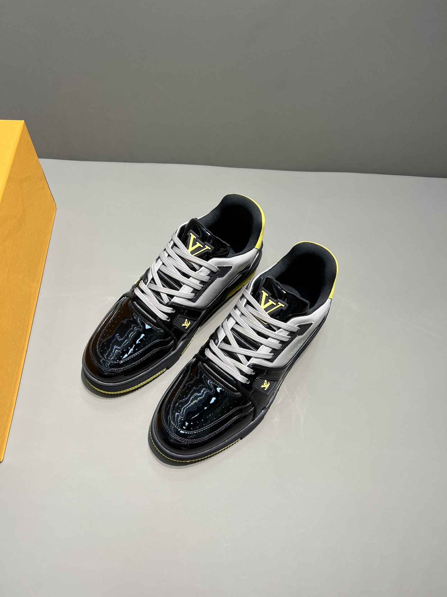 L0vis Vvtt0n Trainer Sneaker Patent Canvas Black Virgil Abloh For Men LV 1A9JTV