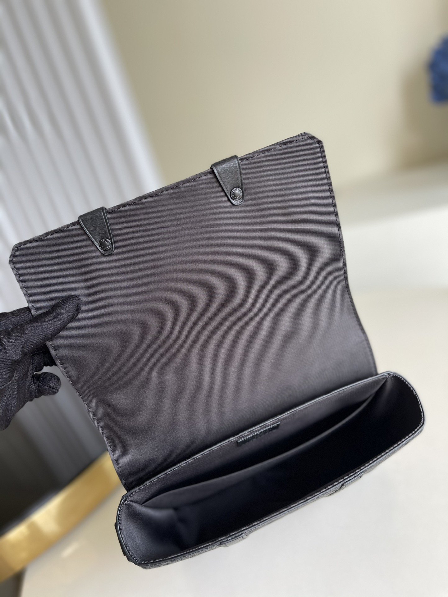 L0vis Vvtt0n Trunk Messenger Taurillon Monogram Black For Men, Men’s Bags, Shoulder And Crossbody Bags 9.4in/21cm LV M57726