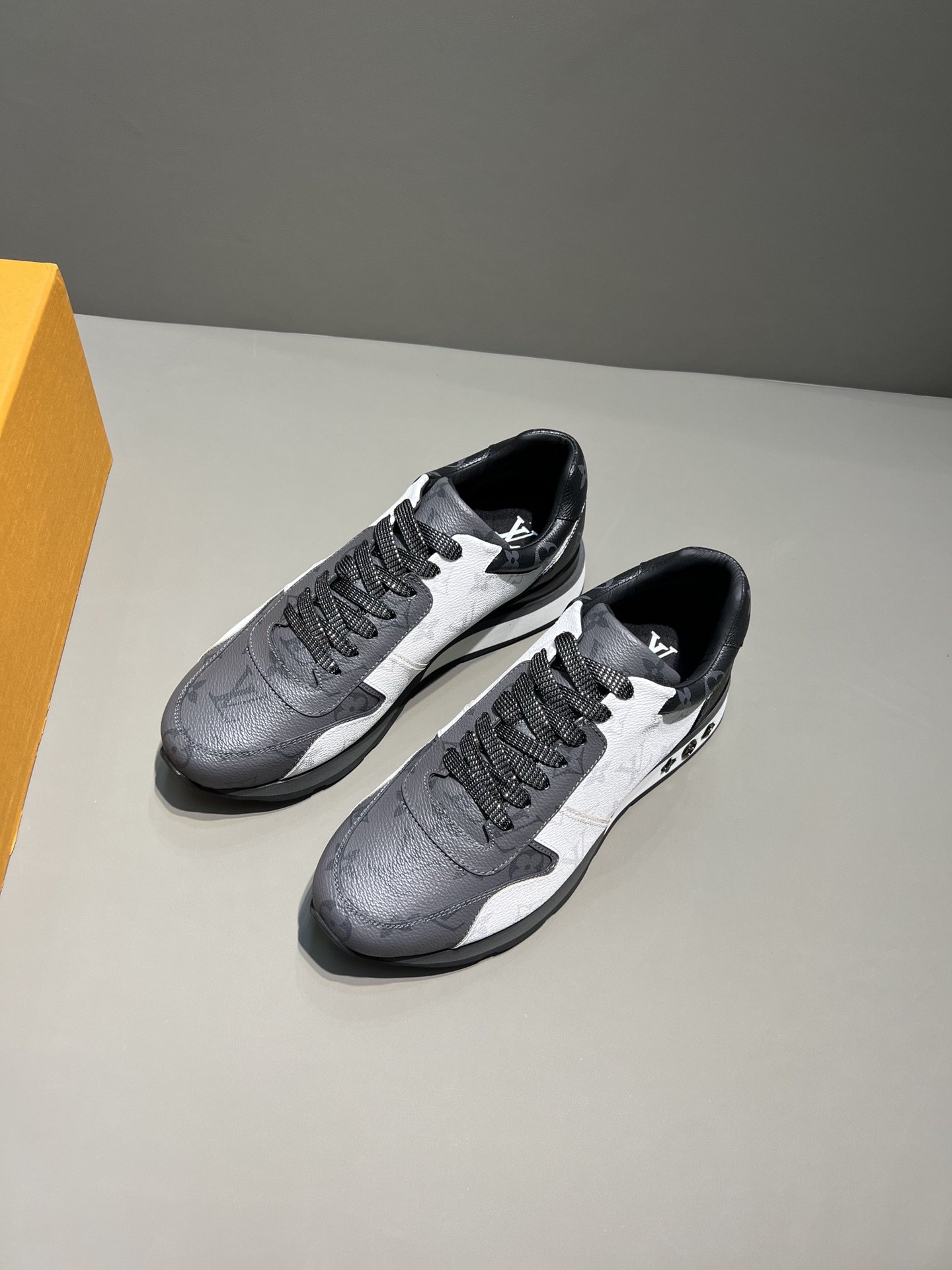 L0vis Vvtt0n Run Away Sneaker Monogram Canvas Black/White/Grey For Men LV