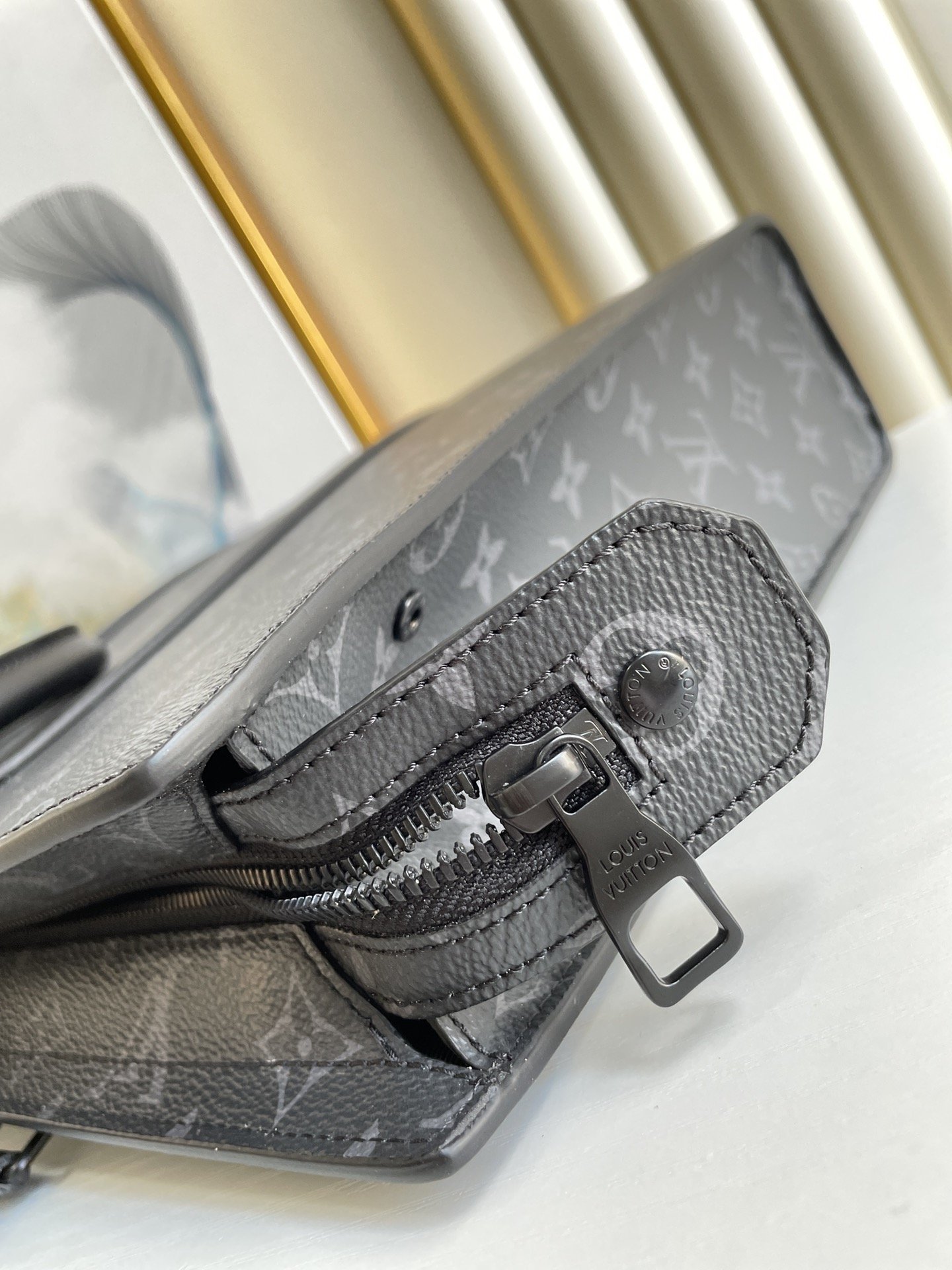 L0vis Vvtt0n Sac Plat Horizontal Zippe Monogram Eclipse For Men, Men’s Bags, Shoulder And Crossbody Bags 15.4in/39cm LV M45265