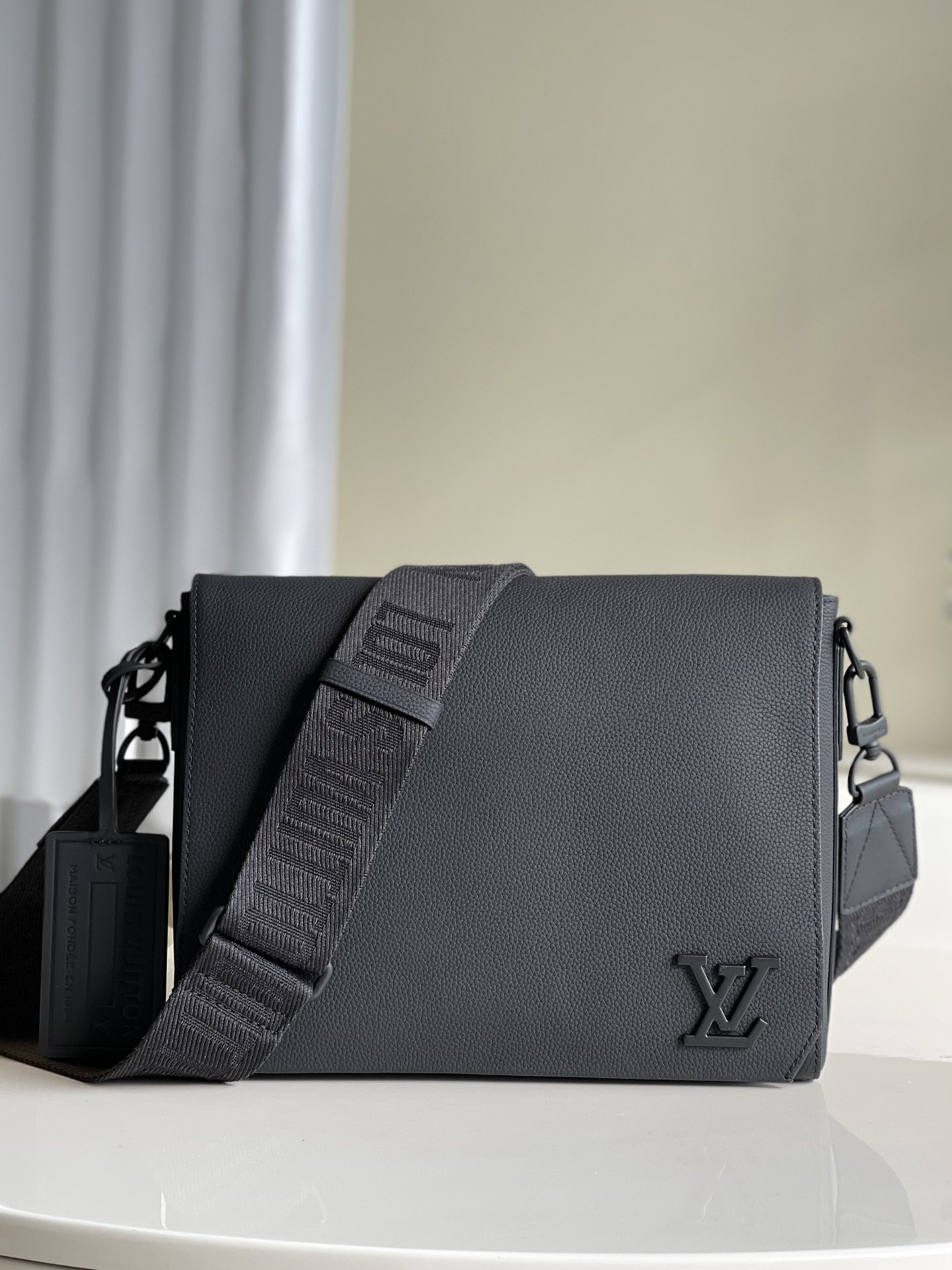 L0vis Vvtt0n Messenger Grain Black For Men, Men’s Bags, Shoulder And Crossbody Bags 11in/28cm LV M57080