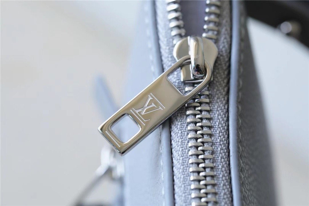 L0vis Vvtt0n Pochette Ipad Grey Aerogram For Men, Men’s Wallet 30cm LV M81029