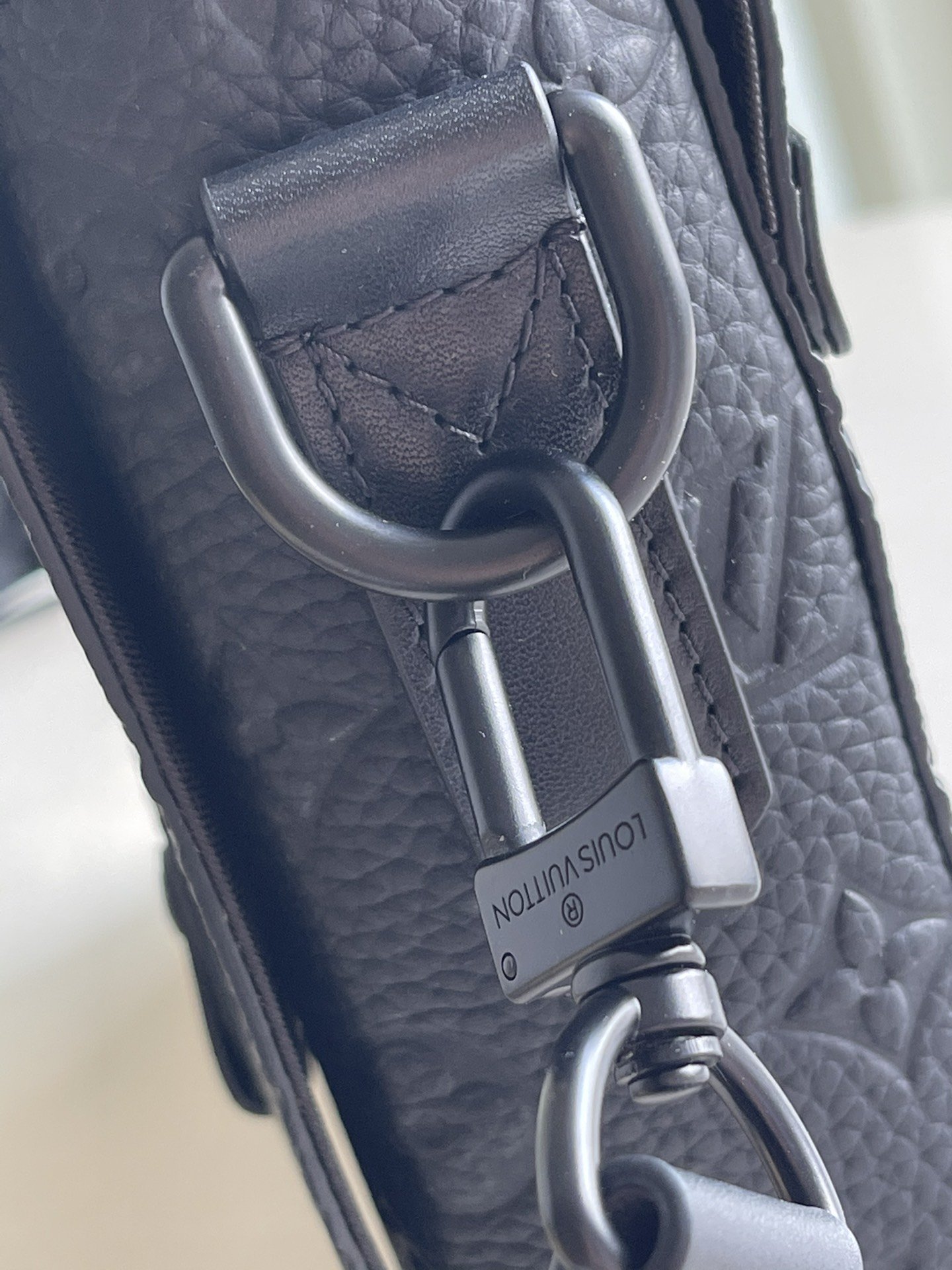 L0vis Vvtt0n Trunk Messenger Taurillon Monogram Black For Men, Men’s Bags, Shoulder And Crossbody Bags 9.4in/21cm LV M57726