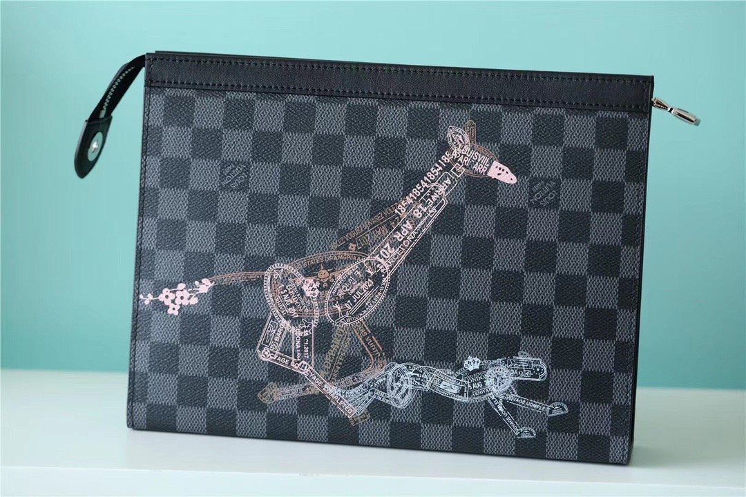 L0vis Vvtt0n Pochette Voyage MM Damier Graphite Stamps Canvas For Men, Men’s Wallet 10.6in/27cm LV N64605