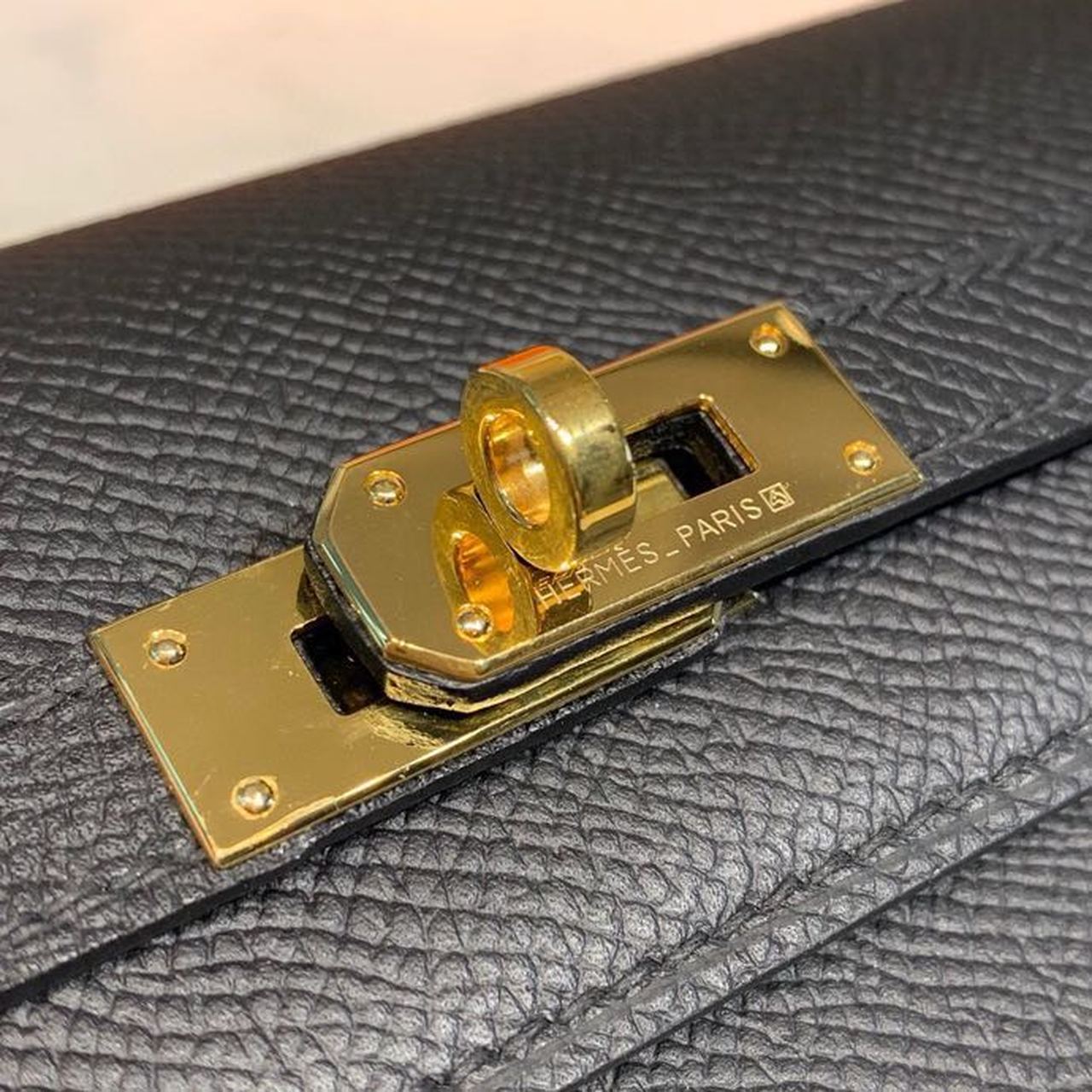 H**me5 Kelly Wallet To Go Woc Black With Gold Toned Hardware Bag For Women 8.2in/21cm