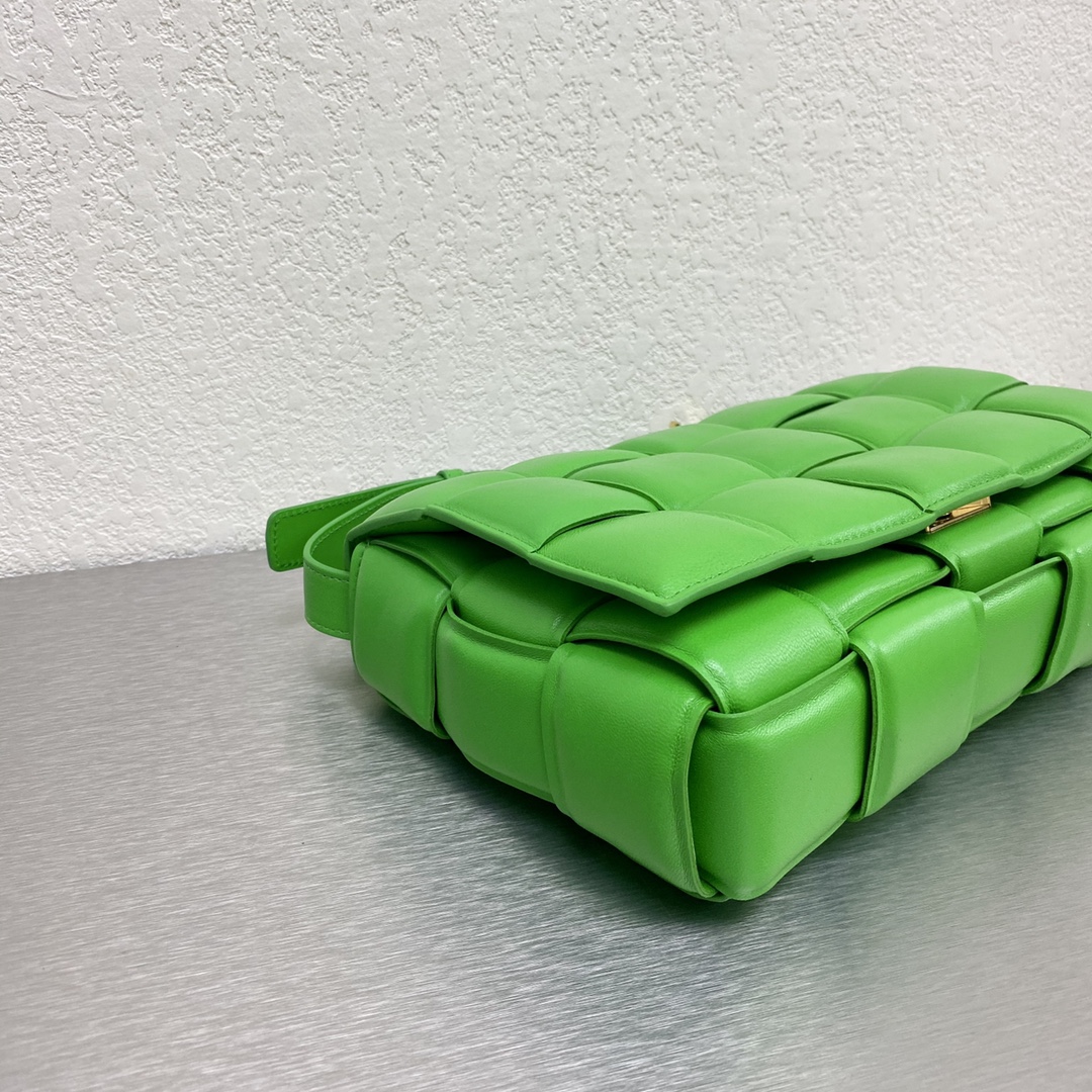 B0tt*ga Ven*ta Padded Cassette Green, For Women, Women’s Bags 10.2in/26cm 591970VCQR13724