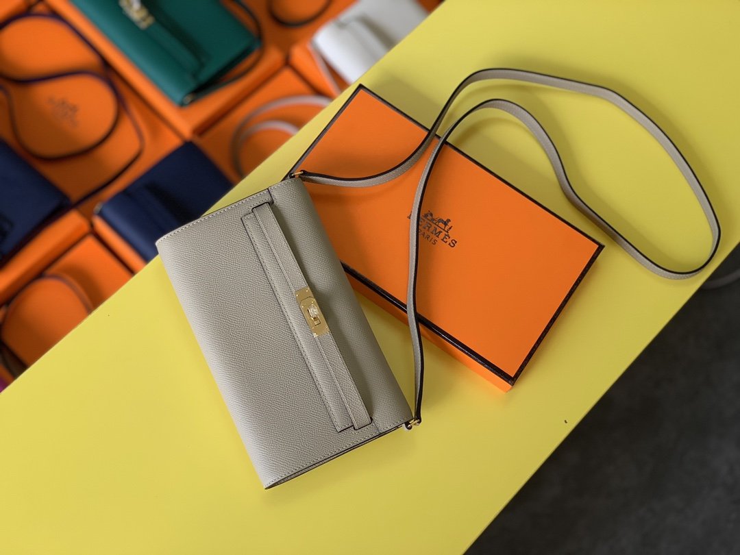 H**me5 Kelly Classique To Go Wallet  21cm/8.3in Gold Toned Hardware For Women Cream