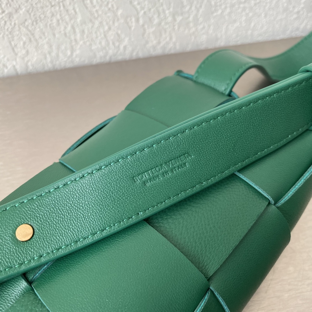 B0tt*ga Ven*ta Belt Cassette Dark Green, For Women, Women’s Bags 6.9in/17.5cm