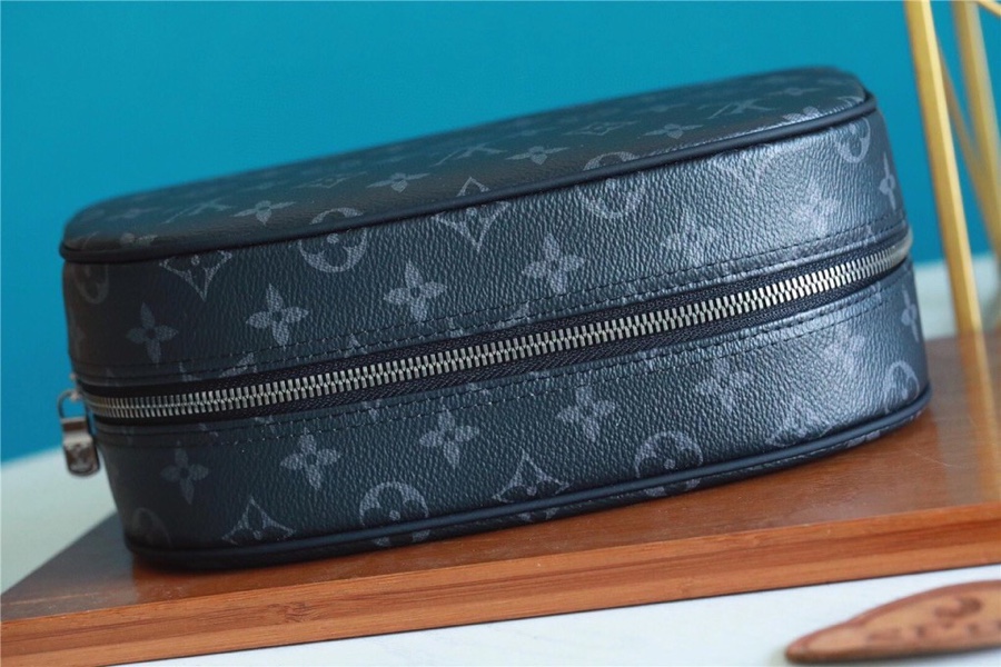 L0vis Vvtt0n Cosmetic Pouch Monogram Eclipse For Women, Women’s Wallets 6.7in/17cm LV M60024