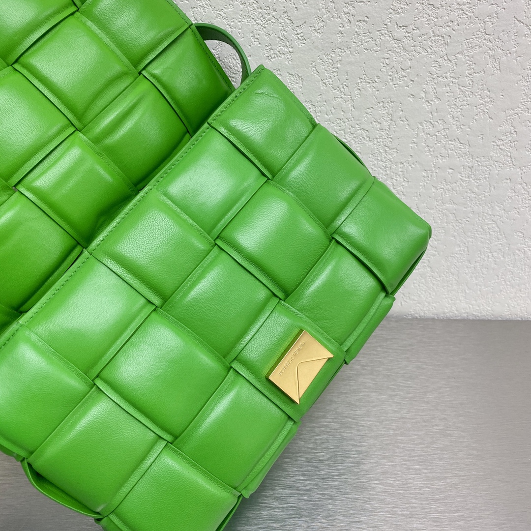 B0tt*ga Ven*ta Padded Cassette Green, For Women, Women’s Bags 10.2in/26cm 591970VCQR13724