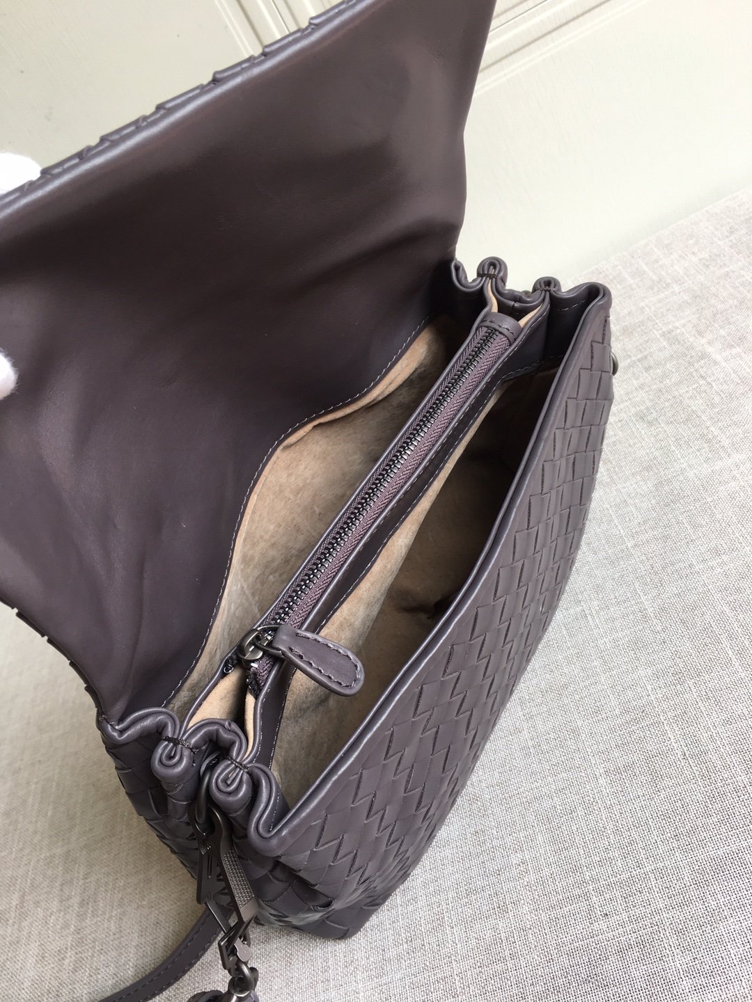 B0tt*ga Ven*ta Classic Intrecciato Dark Brown, For Women, Women’s Bags 8.9in/22.5cm