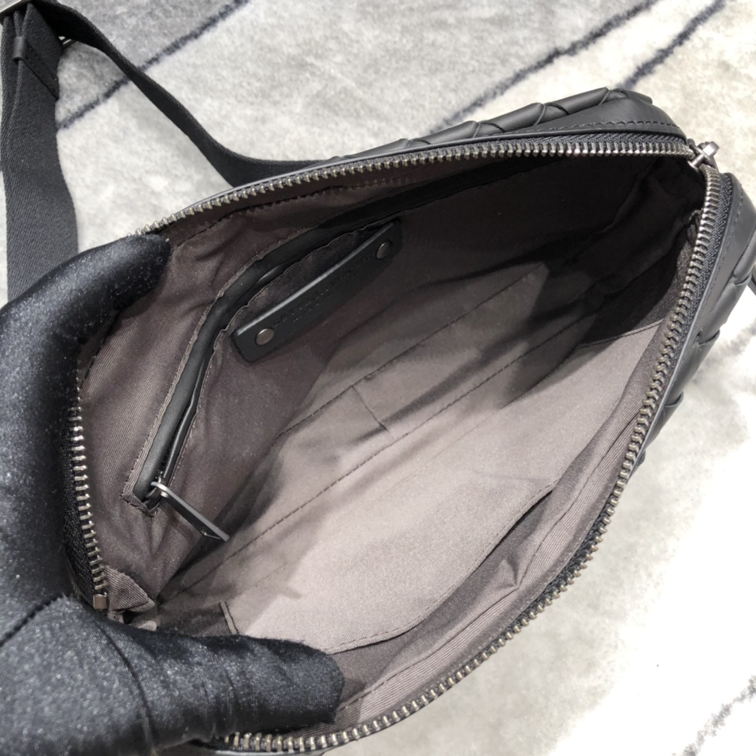 B0tt*ga Ven*ta Classic Intrecciato Black, For Women, Women’s Bags 9.6in/24.5cm