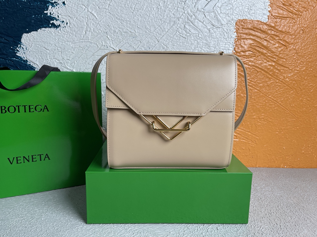 B0tt*ga Ven*ta Clip Bag Beige, For Women, Women’s Bags 9in/23cm