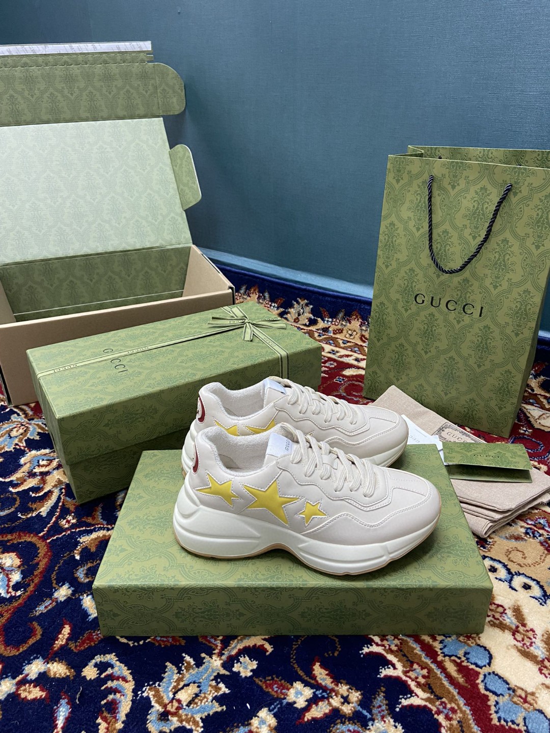 Gvc*1 Men’s Rhyton Sneaker With Stars White For Men 660938 2SH10 9560