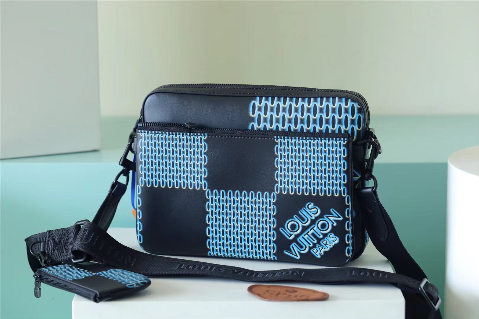 L0vis Vvtt0n Trio Messenger Damier Spray Blue For Men, Men’s Bags, Shoulder And Crossbody Bags 9.5in/25cm LV