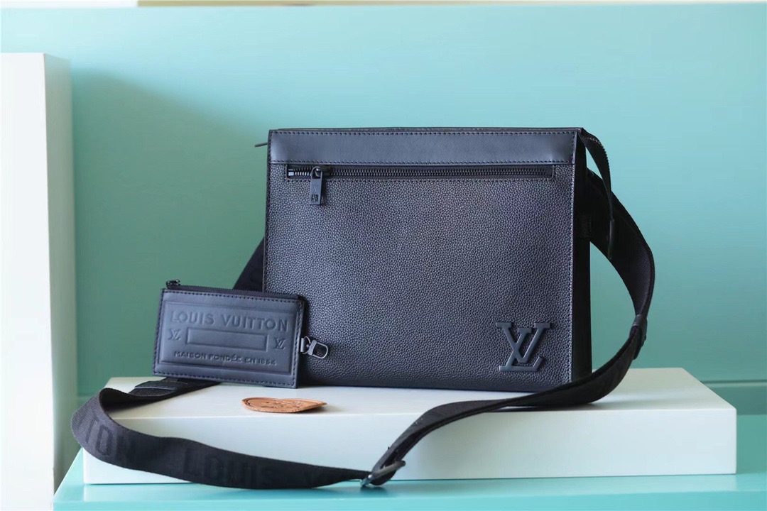 L0vis Vvtt0n Messenger Voyage Aerogram Black For Men, Men’s Bags, Shoulder And Crossbody Bags 11in/28cm LV M59329